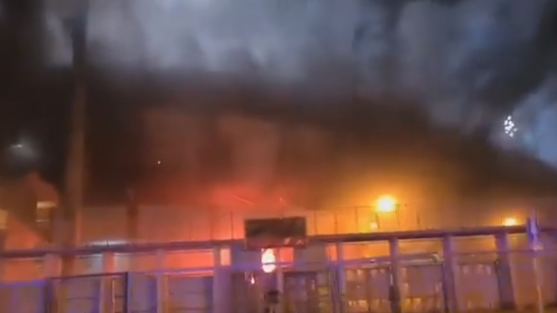 Na Itália, Adeptos pegam fogo a estádio de rival após derrota.