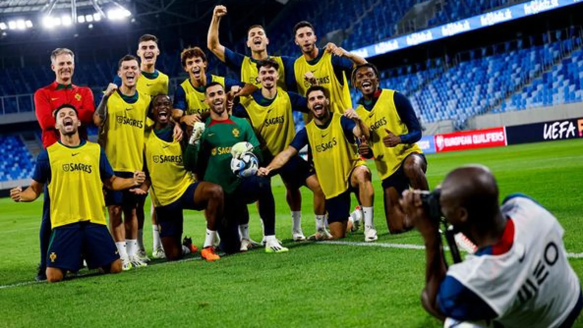 Seleção nacional treinou na Eslováquia e um jogador fez de... fotógrafo