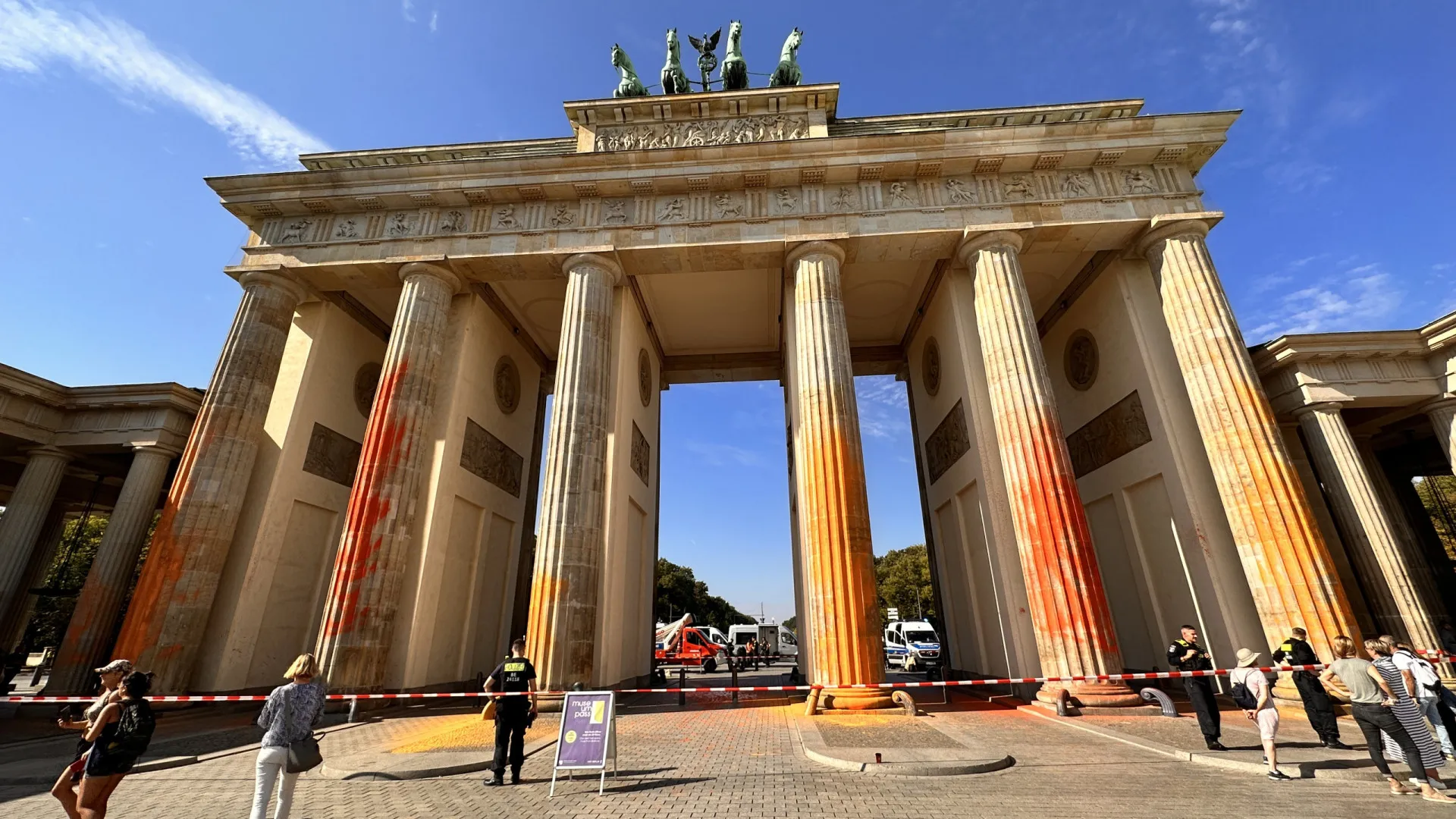 Alemanha. Porta de Brandemburgo pintada de laranja por ambientalistas
