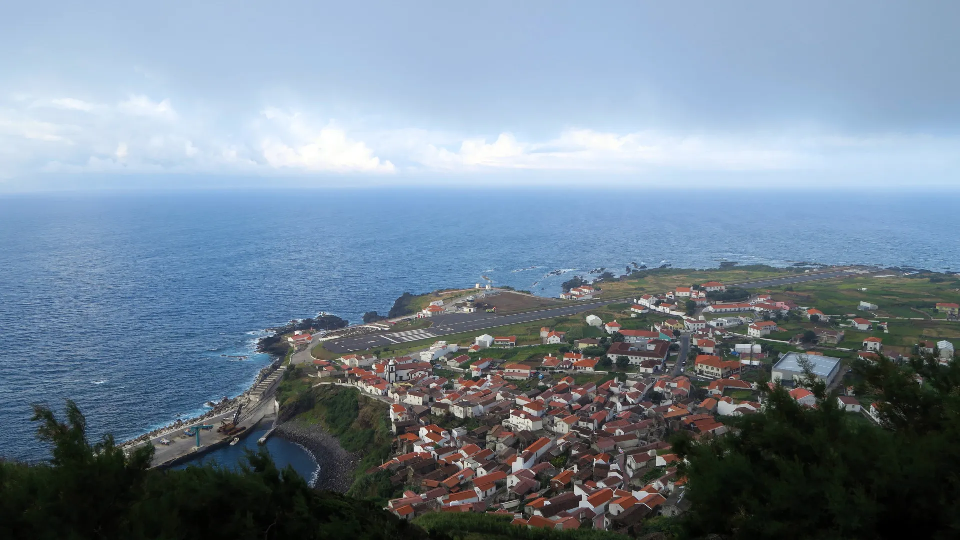 Flores e Corvo com aviso amarelo devido a chuva na segunda-feira