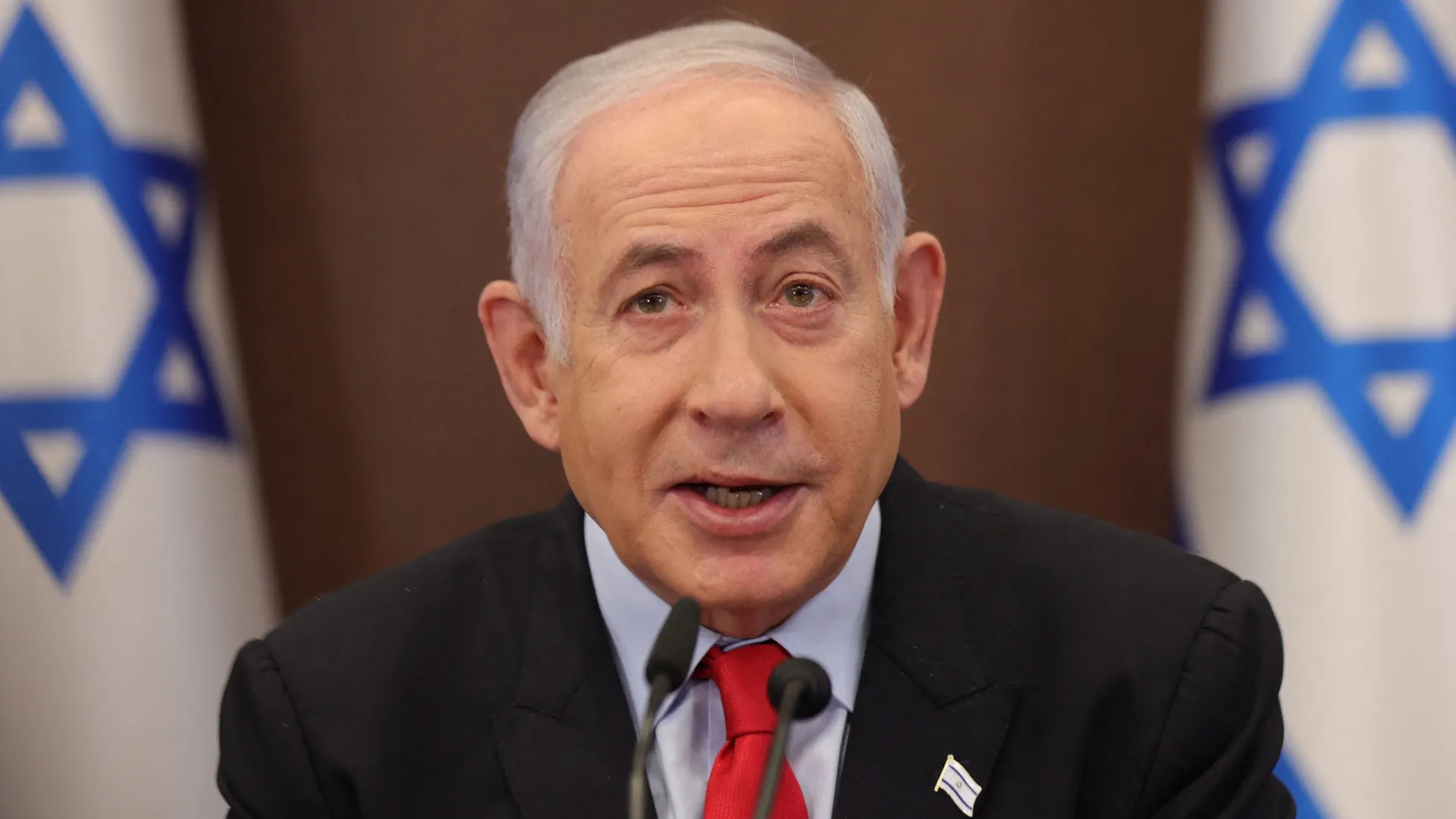 
                    Manifestantes incendeiam carros perto da casa de Benjamin Netanyahu
                