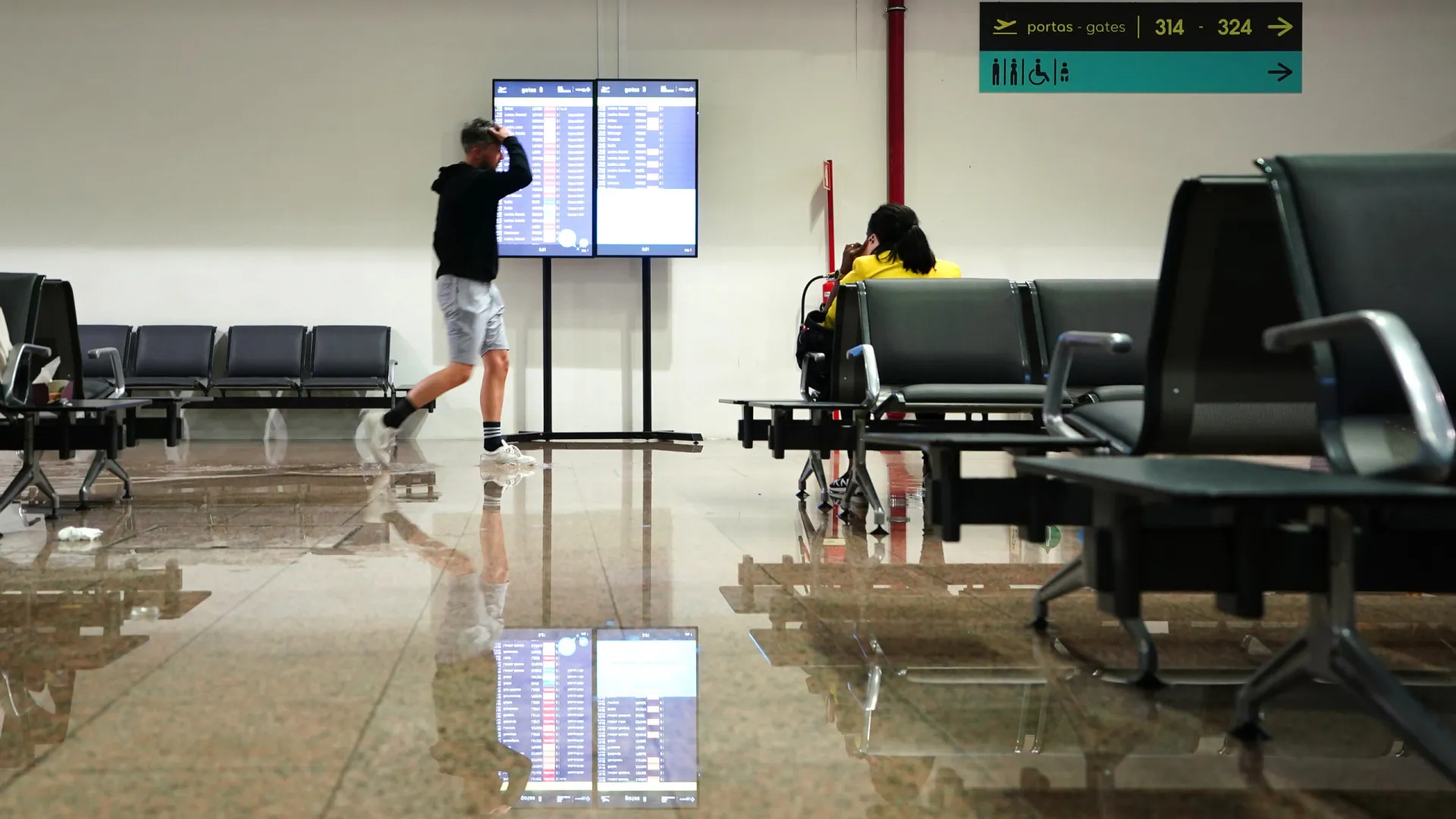 Suspeita de incêndio em avião da Ryanair põe Aeroporto de Faro em alerta