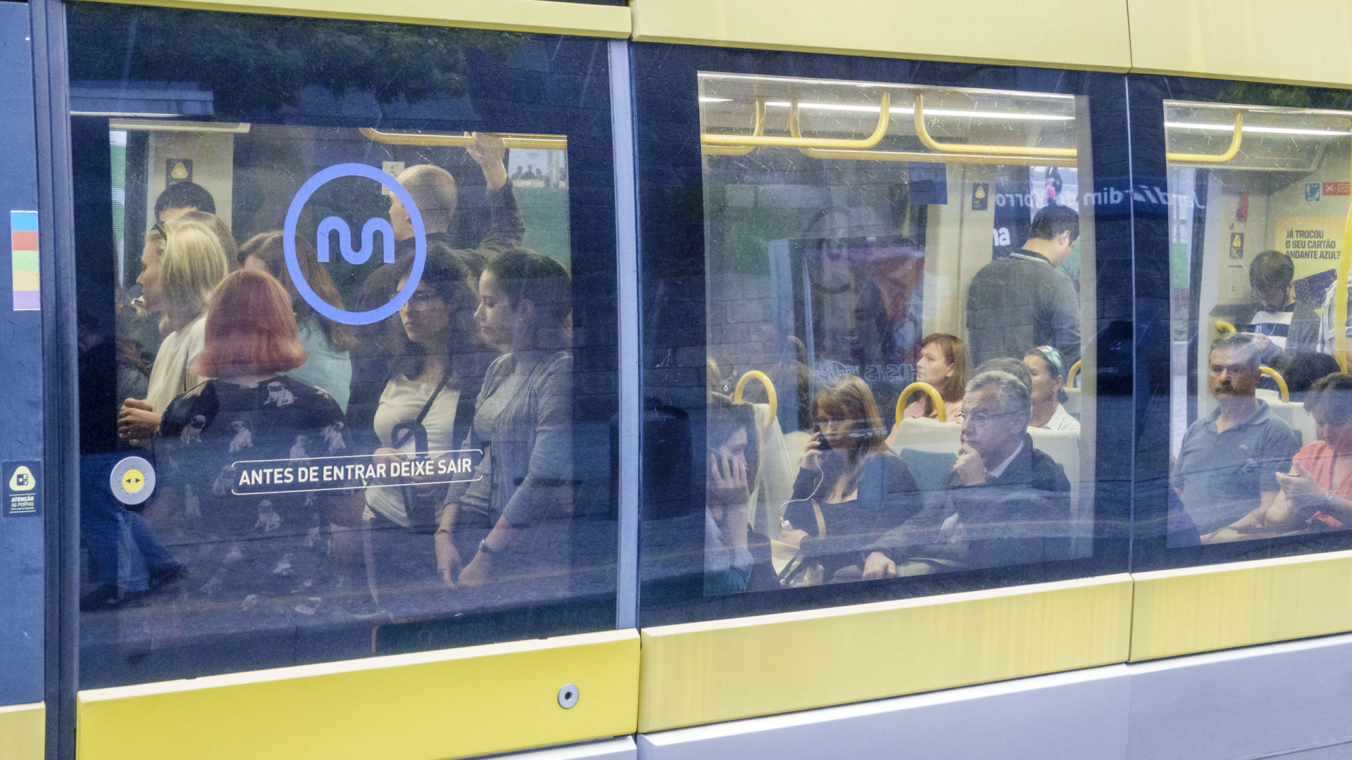 Um ferido ligeiro em colisão entre autocarro e metro em Vila do Conde