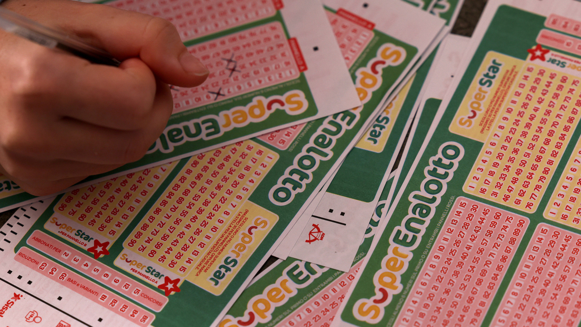 Sem-abrigo ganha 37 mil euros no totoloto, mas não pode levantar dinheiro Sem-abrigo ganha 37 mil euros no totoloto, mas não pode levantar dinheiro