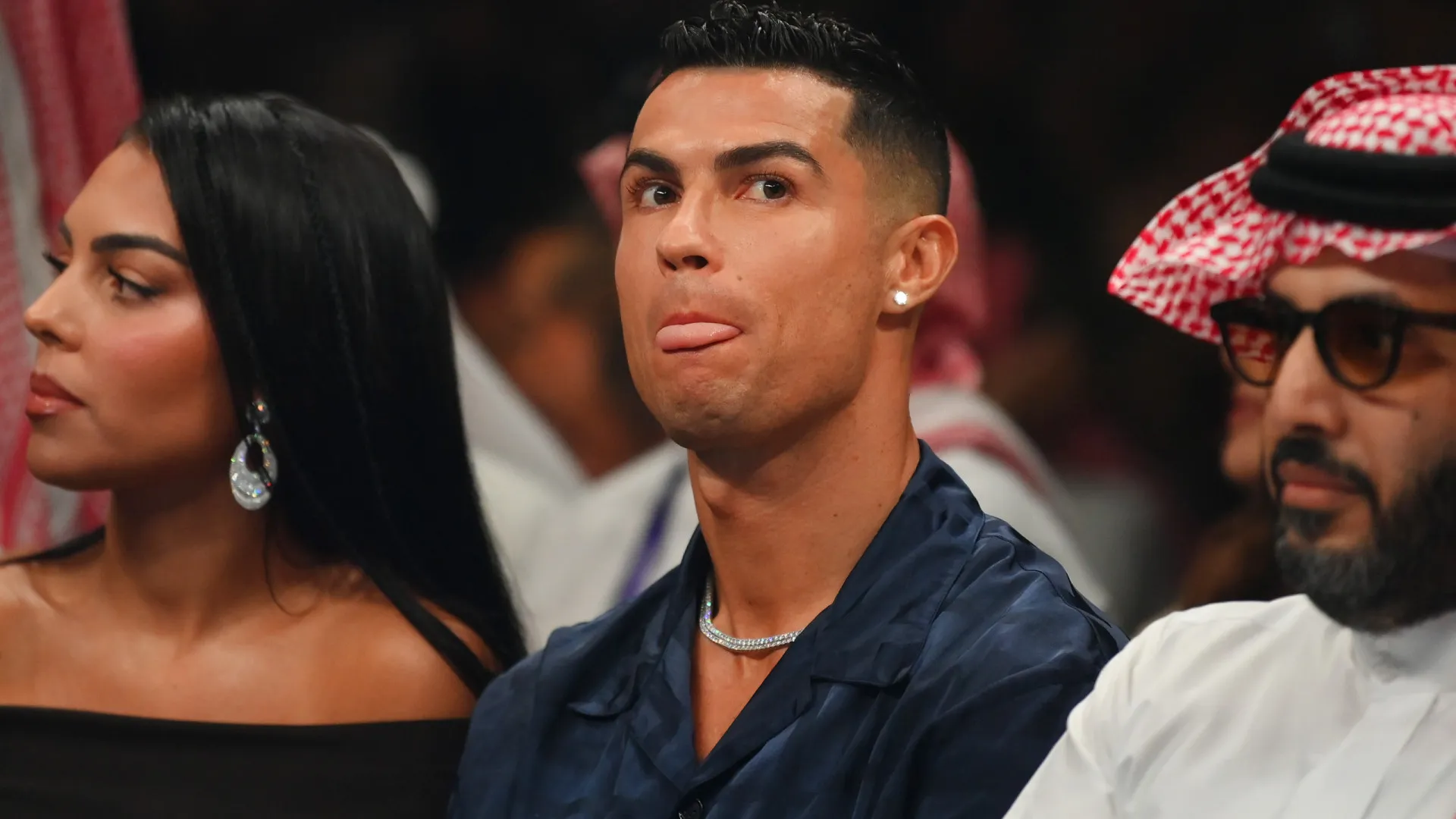 Cristiano Ronaldo junta-se a estrelas do desporto para assistir a combate