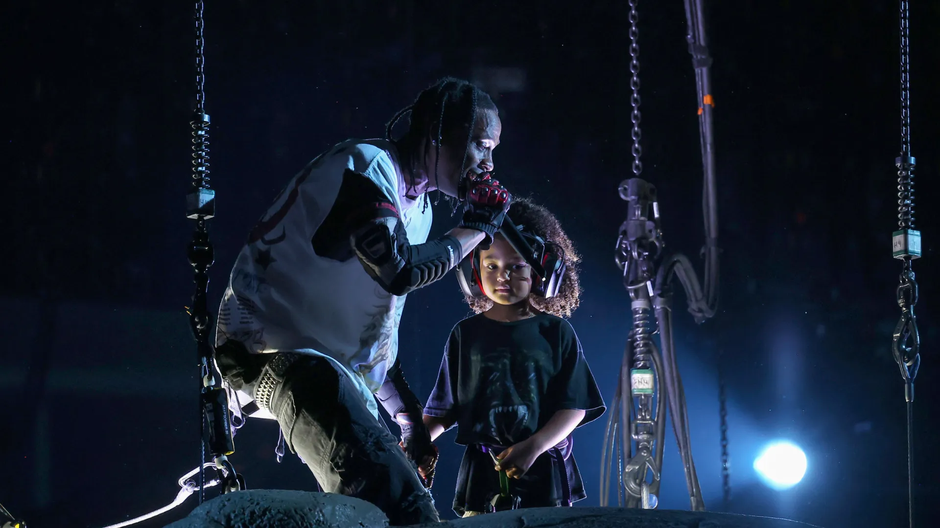 Vídeo. Travis Scott em palco com a filha Stormi