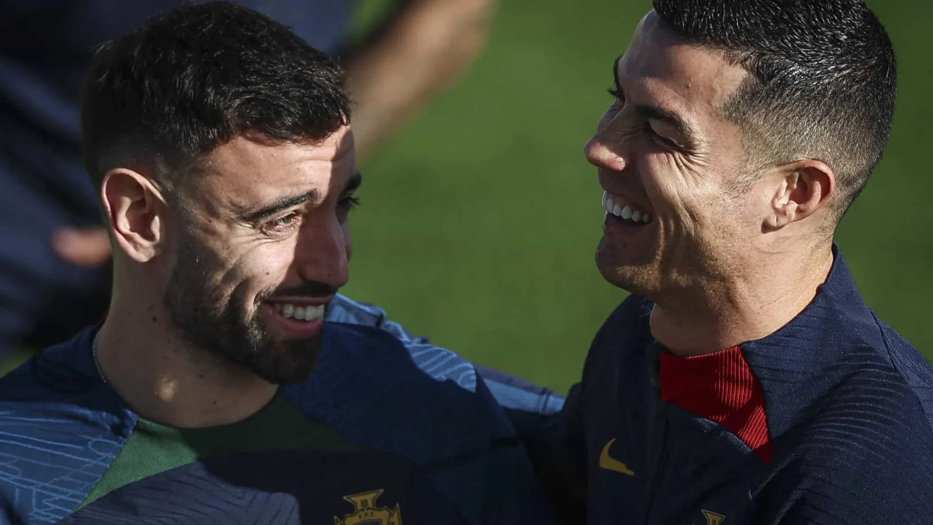 Bruno Fernandes e Cristiano Ronaldo em foco no treino da seleção