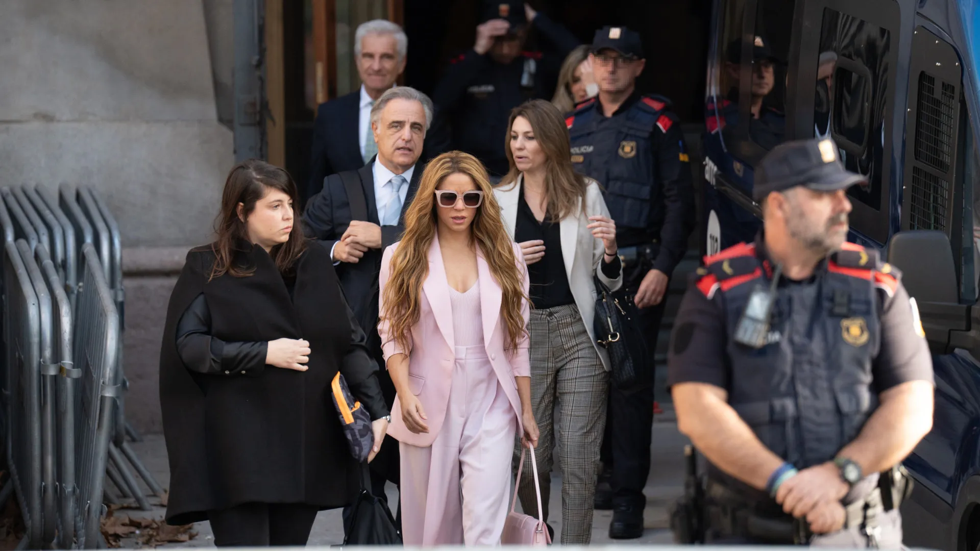 O look 100% rosa que Shakira escolheu para estar 10 minutos no tribunal