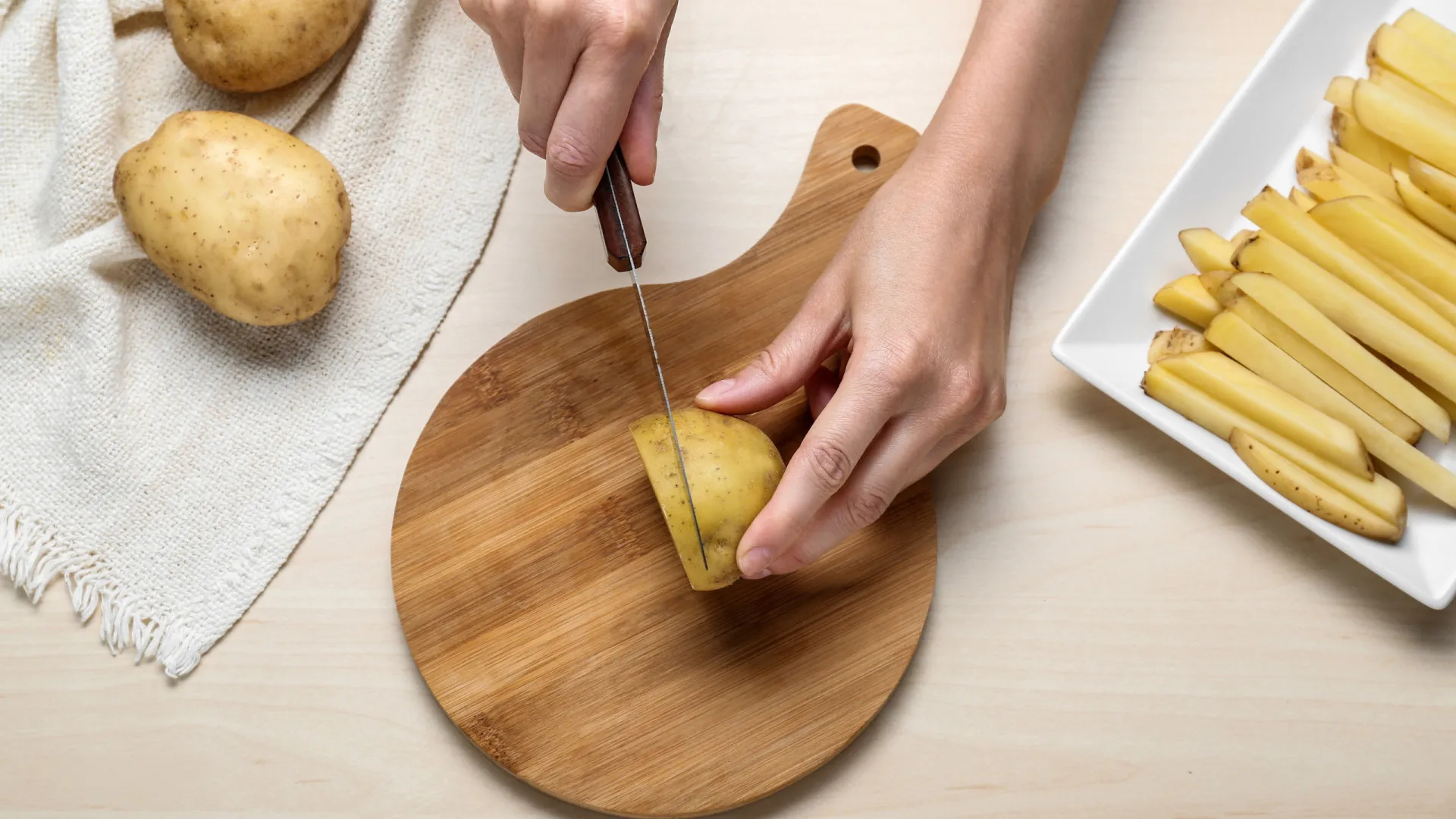 
                    Batatas com casca? Duas razões para deixar (imediatamente) de o fazer
                