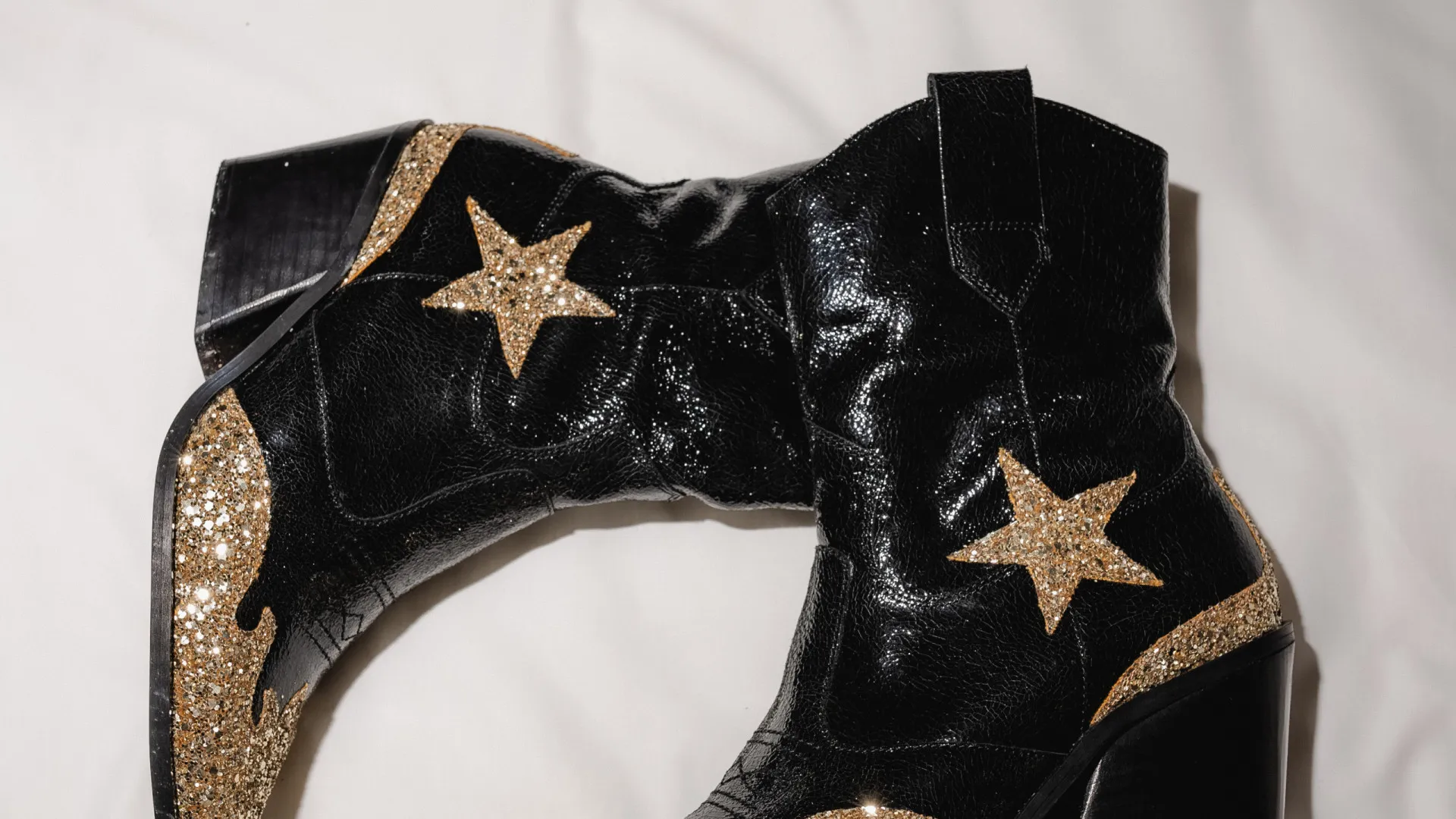 As botas texanas cheias de 'glitter' e perfeitas para mulheres ousadas