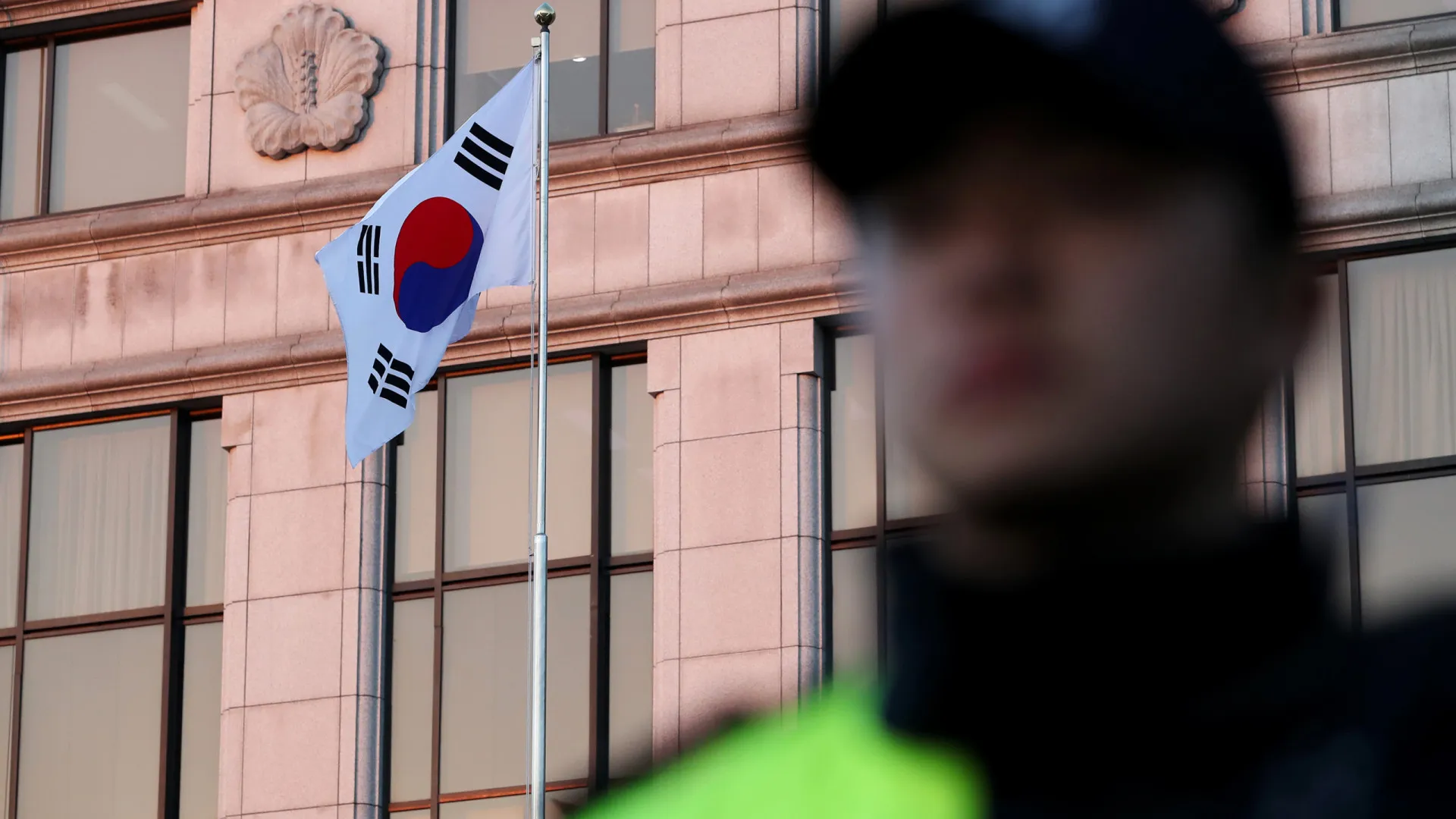 
                    Coreia do Sul envia cinco navios para apoiar rotas de petróleo
                