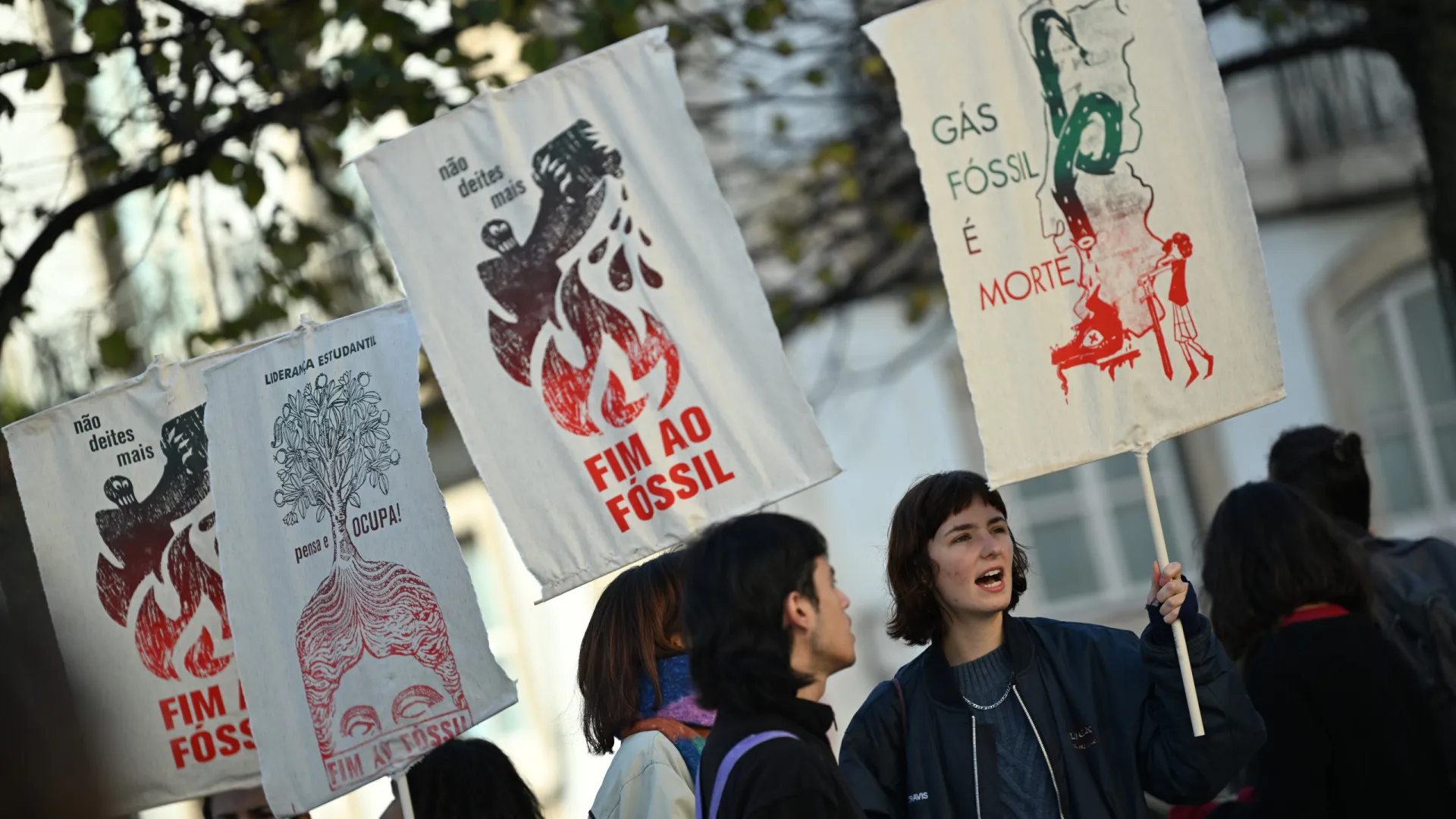 
                    Mais de 200 marcham em Lisboa pedindo fim dos combustíveis fósseis até 2030
                