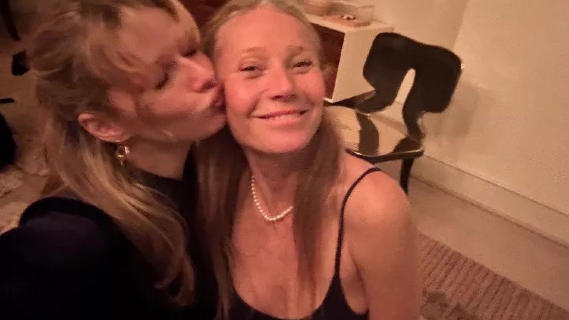 Gwyneth Paltrow mostra-se em topless e filha comenta