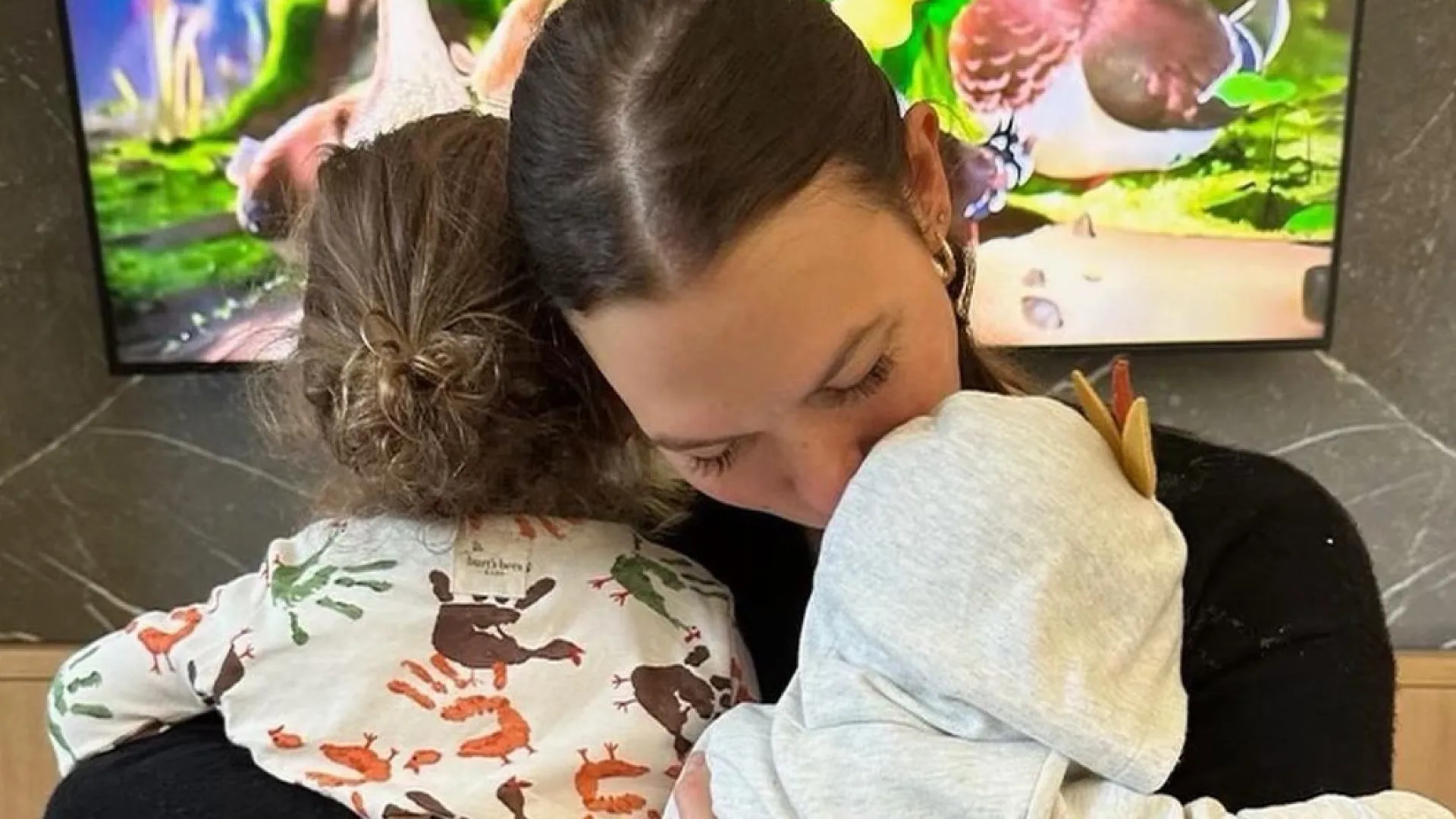 Karlie Kloss mostra carinhosas fotografias com os filhos. "Grata".