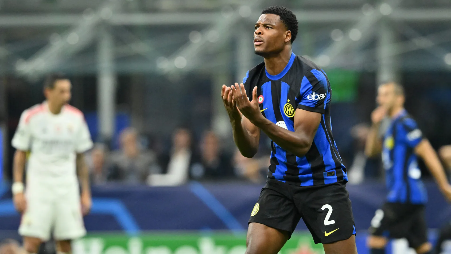 
                    Dumfries operado ao tornozelo desfalca Inter Milão pelo menos dois meses
                