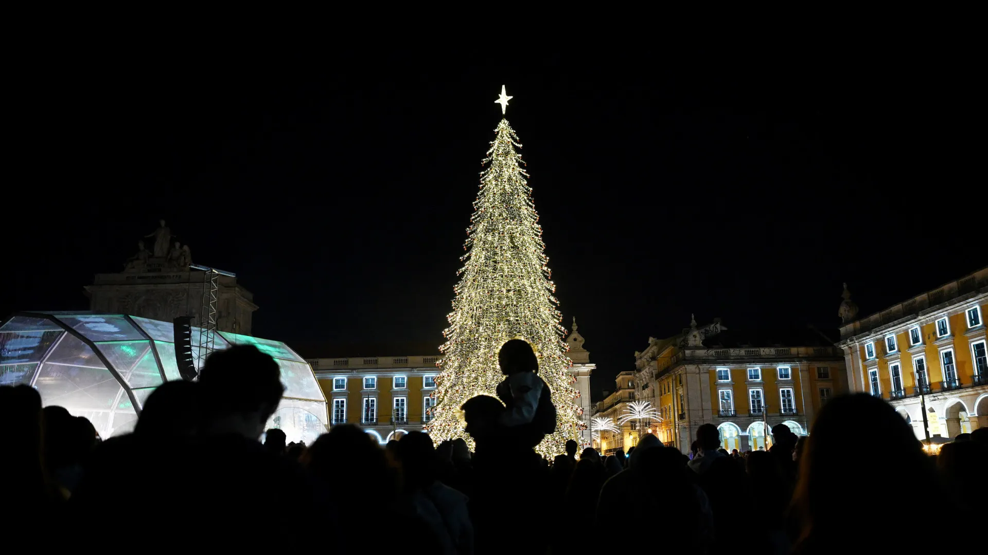 
                    Quatro detidos e buscas em 10 autarquias. Tudo sobre a Operação Lúmen
                