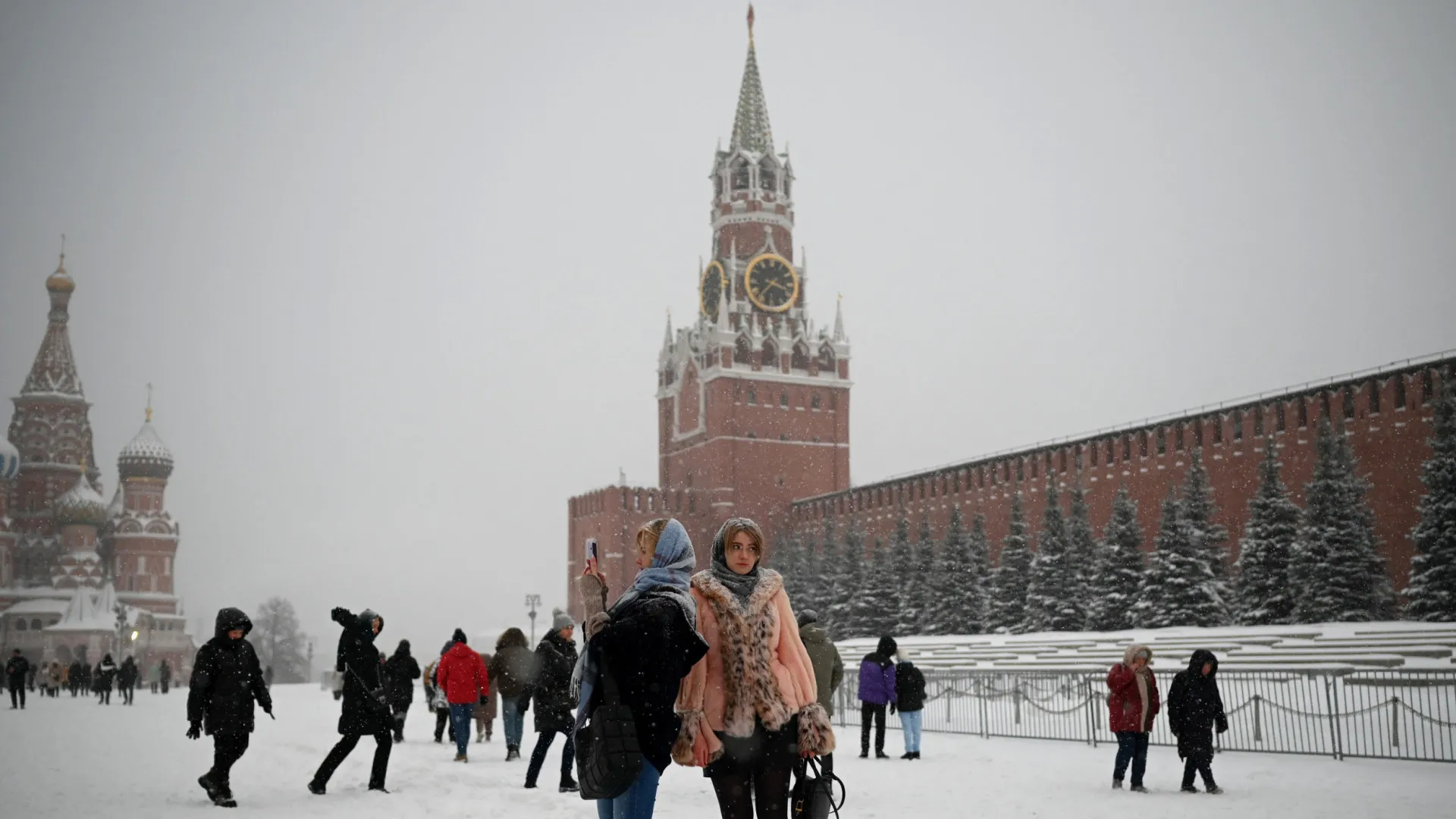 
                    Jovem moscovita sobrevive depois de cair do décimo andar para monte de neve
                