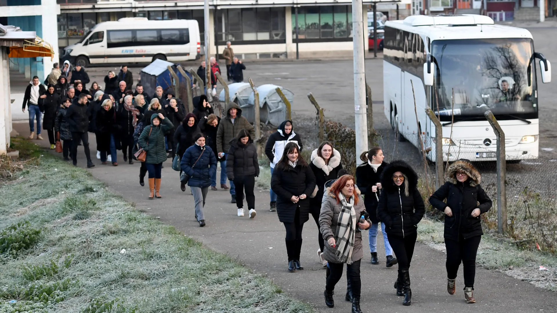 Sérvios do Kosovo cruzam fronteira para votar na Sérvia nas legislativas