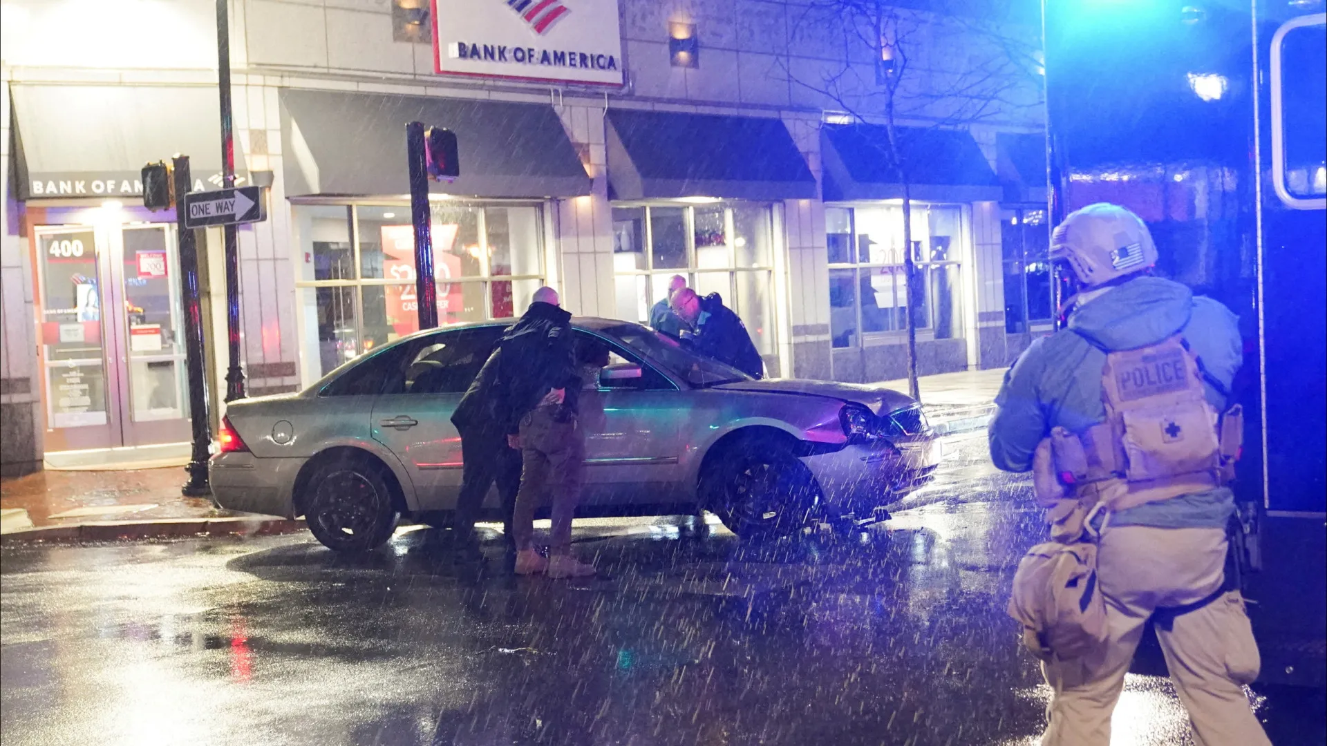 Carro colide contra comitiva de Biden. Presidente retirado sem ferimentos