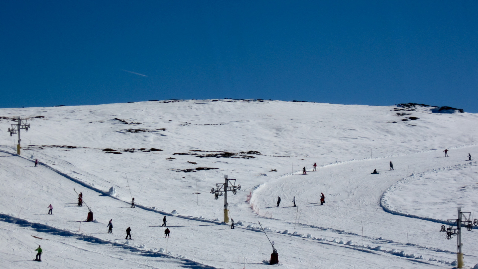 Neve fecha estrada que atravessa maciço central da Serra da Estrela