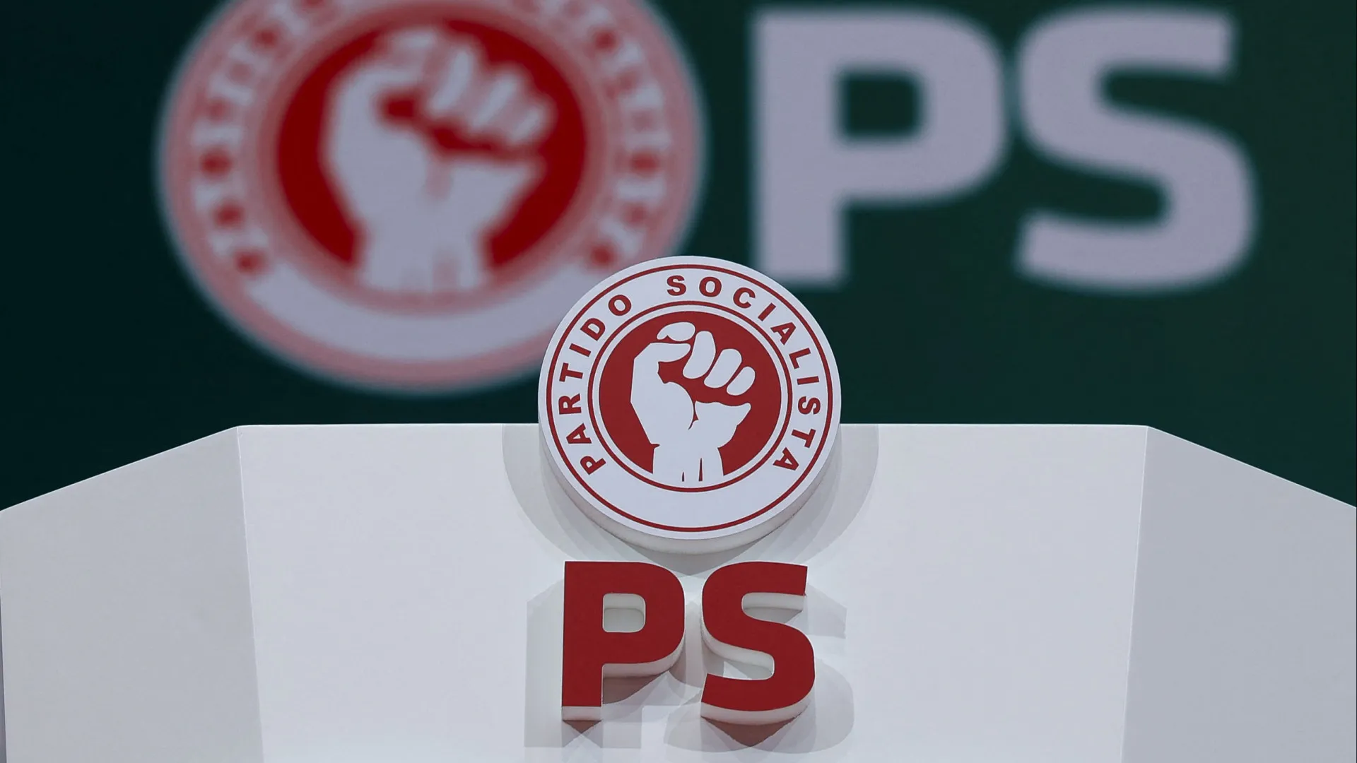 
                    PS questiona não aplicação de isenção de portagens na A41, A19 e A8
                