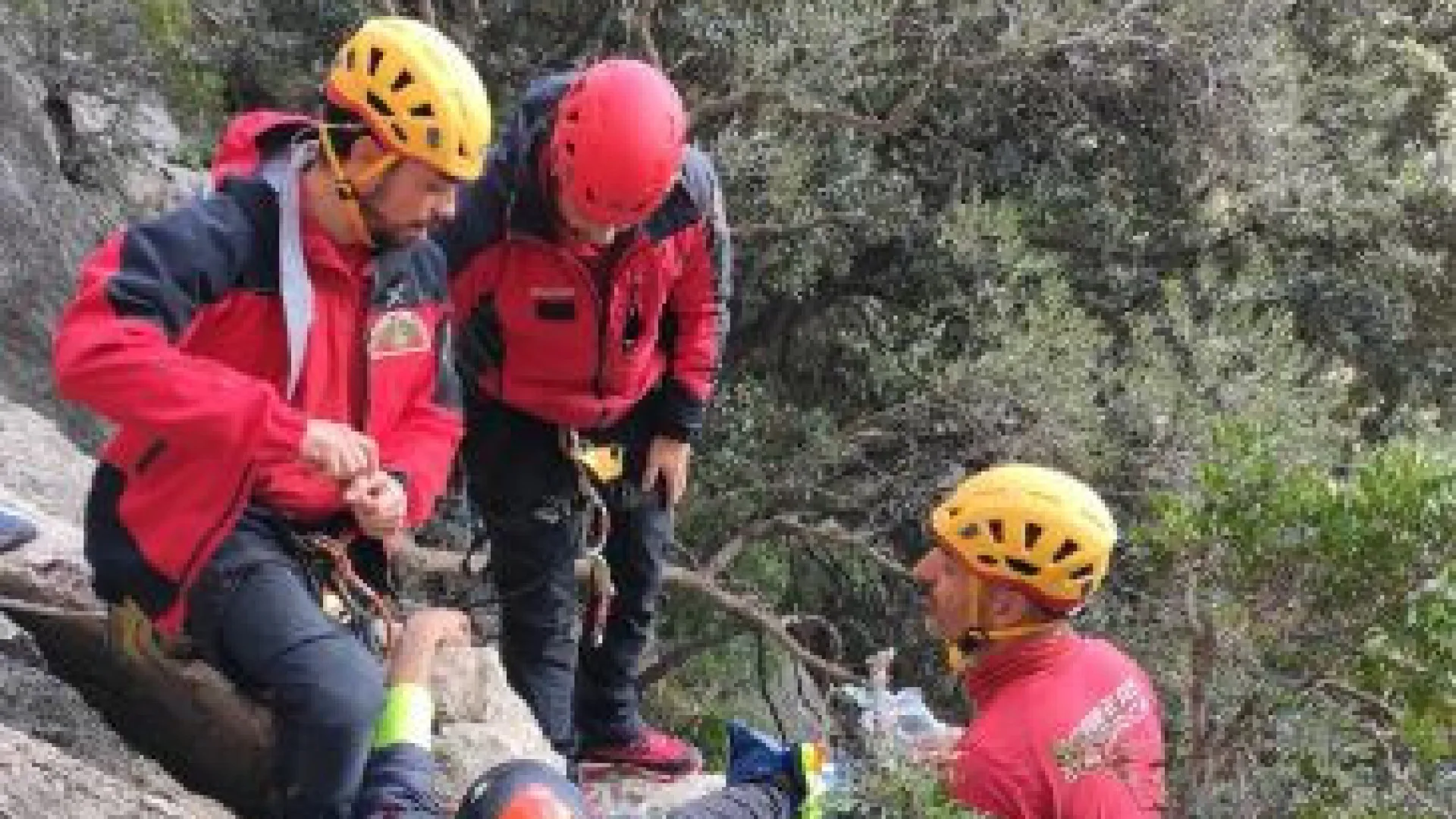 Bombeiro de folga tem acidente a escalar... e acaba resgatado por colegas