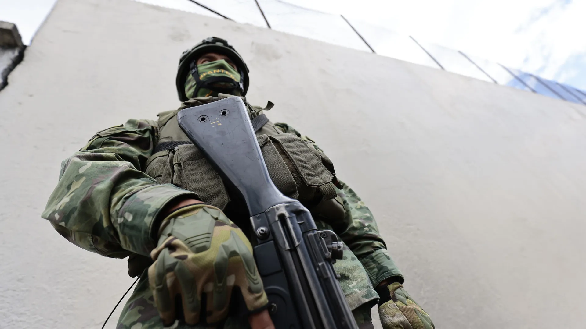 
                    Equador mobiliza 10.000 soldados contra gangues de traficantes de droga
                