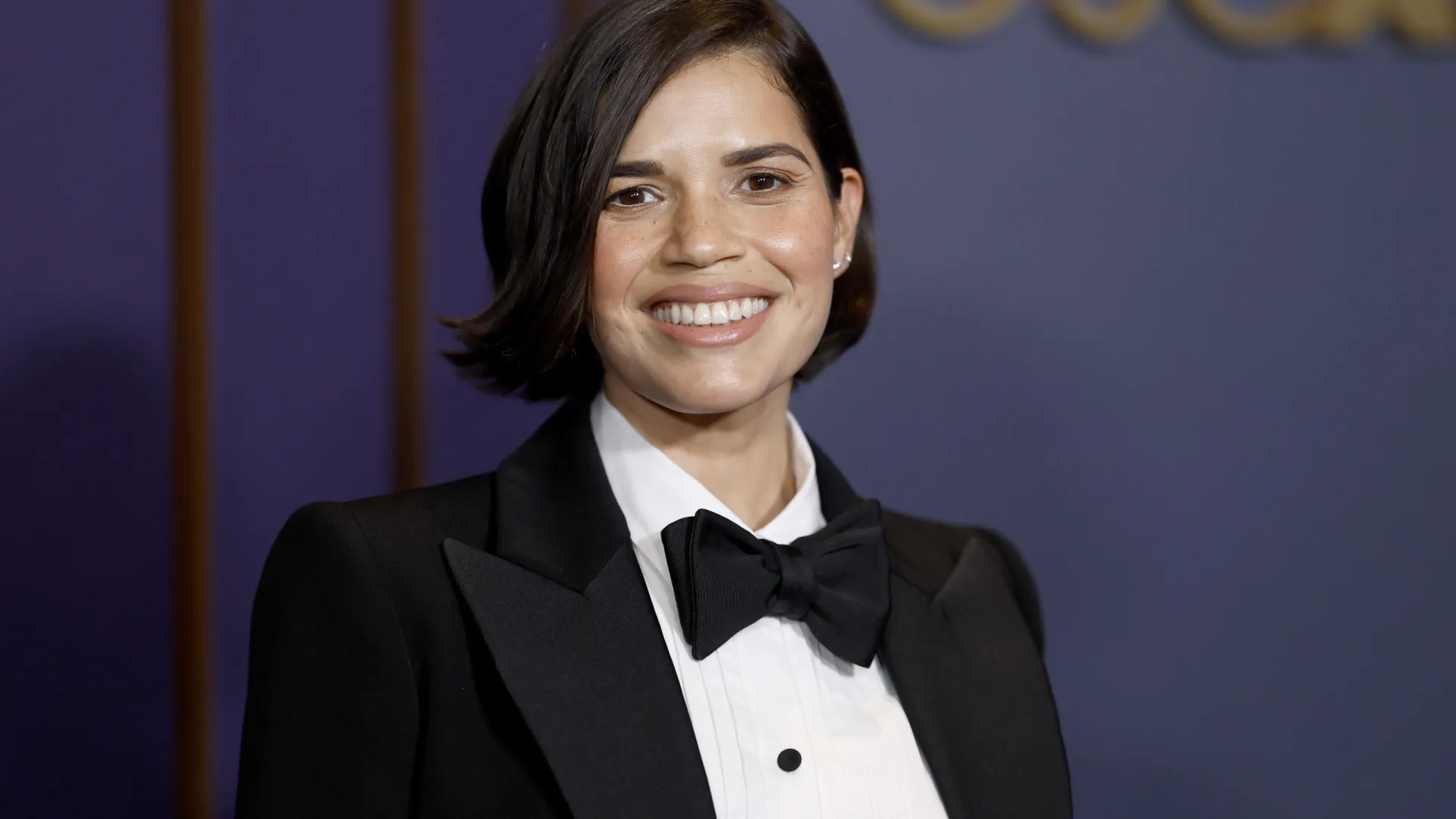 America Ferrera, atriz de 'Barbie', brilha com smoking em gala