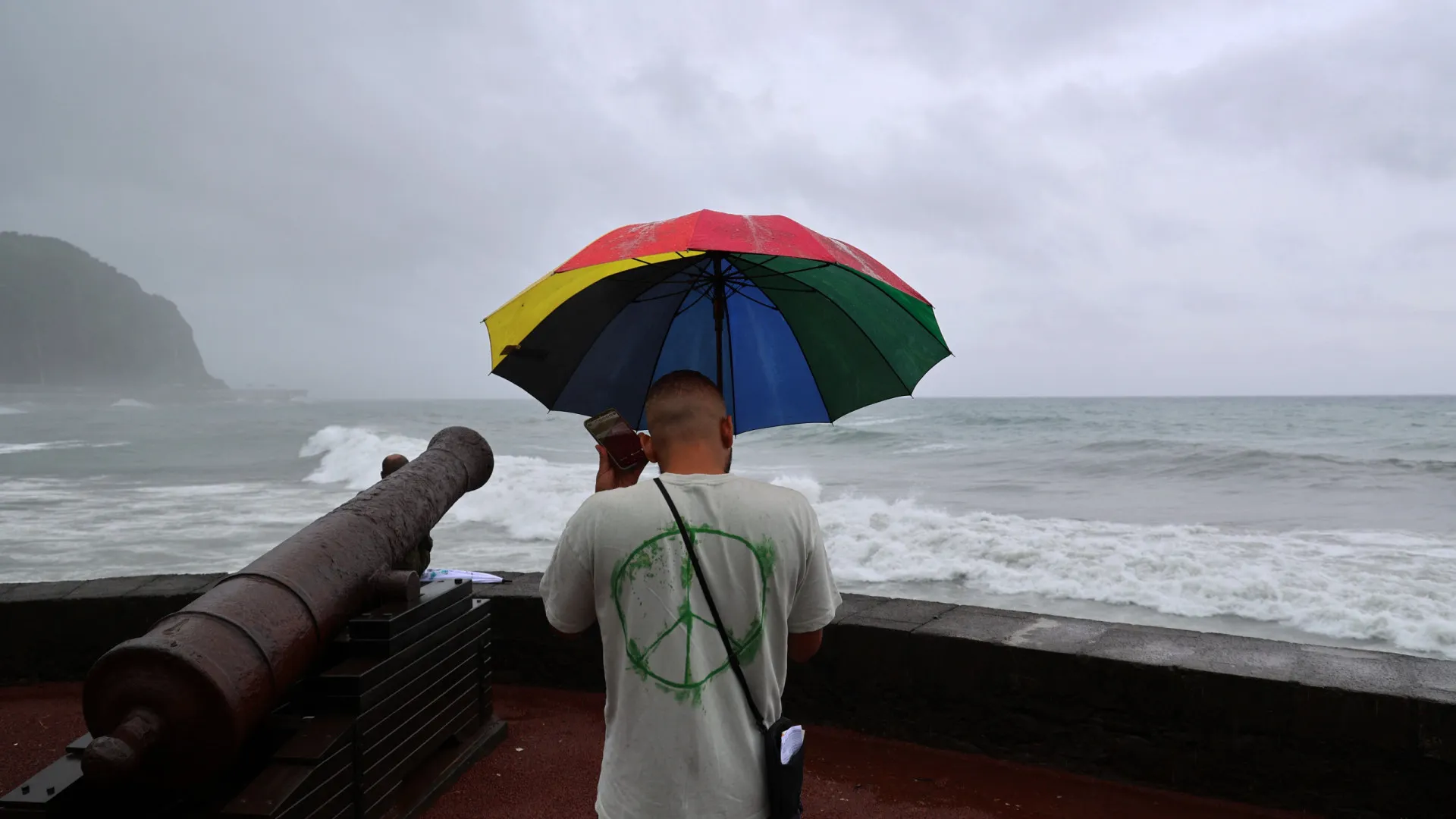 
                    Alerta na ilha francesa de Reunião devido a iminente erupção de vulcão
                