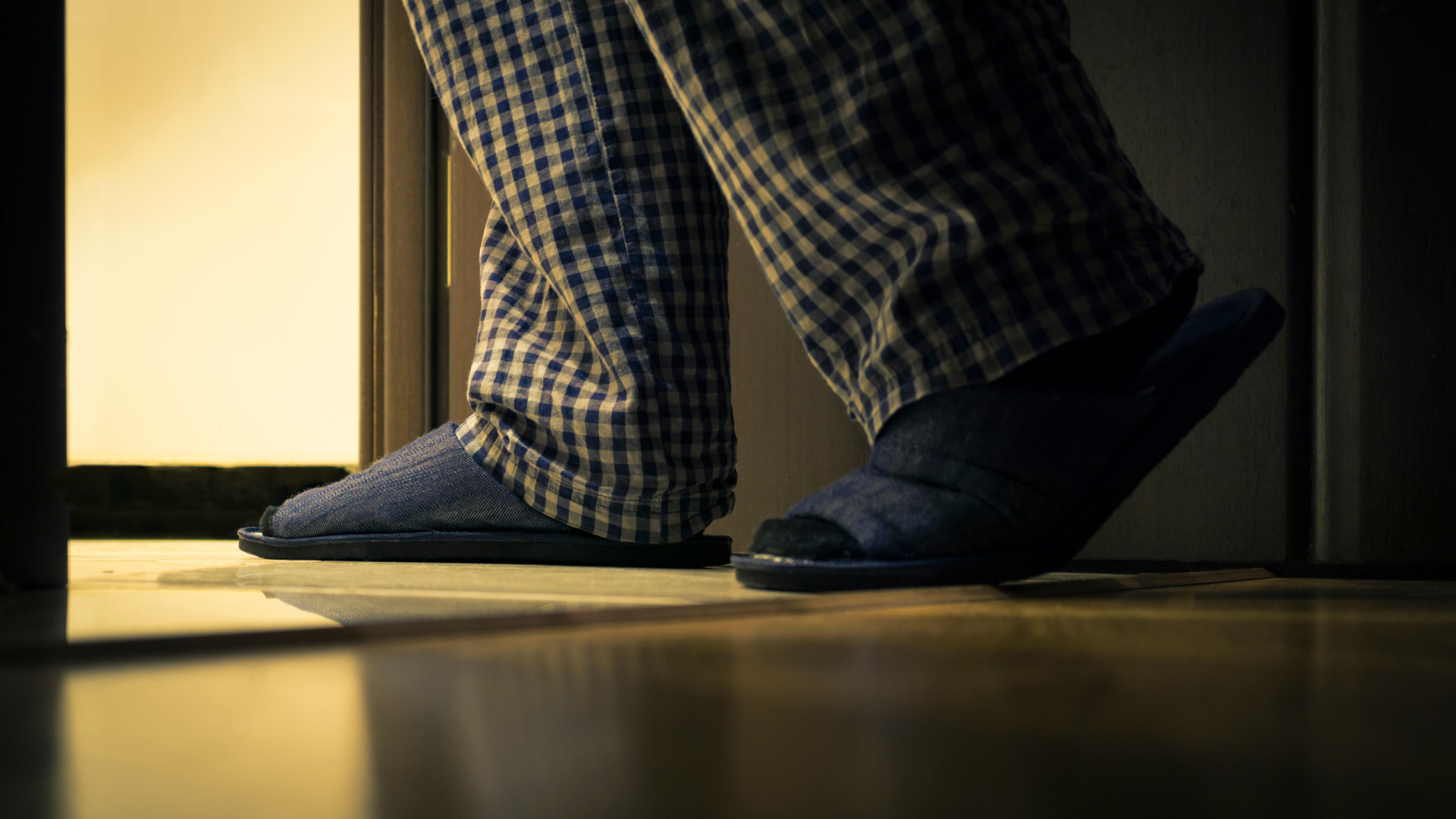 Evita beber água à noite para não ter de sair da cama? Pode ser um erro