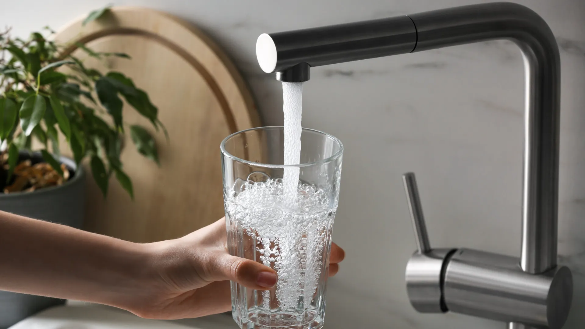 
                    Cinco razões para consumir água da torneira 
                