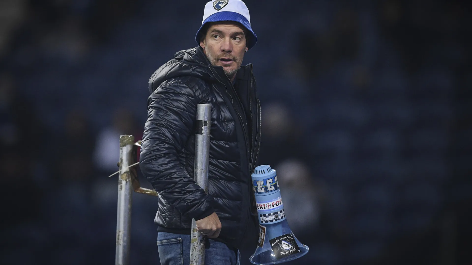 
                    PSP faz buscas na casa de líder dos Super Dragões. Sandra Madureira reage
                