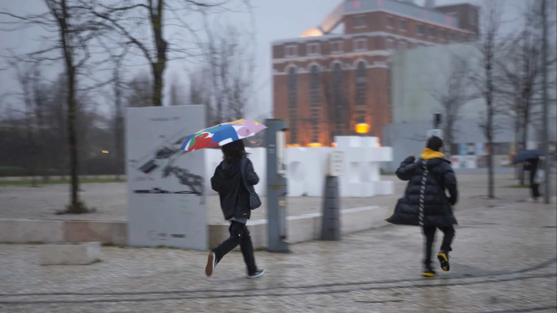 
                    Mau tempo continua! Quase todos os distritos estarão sob aviso no sábado
                