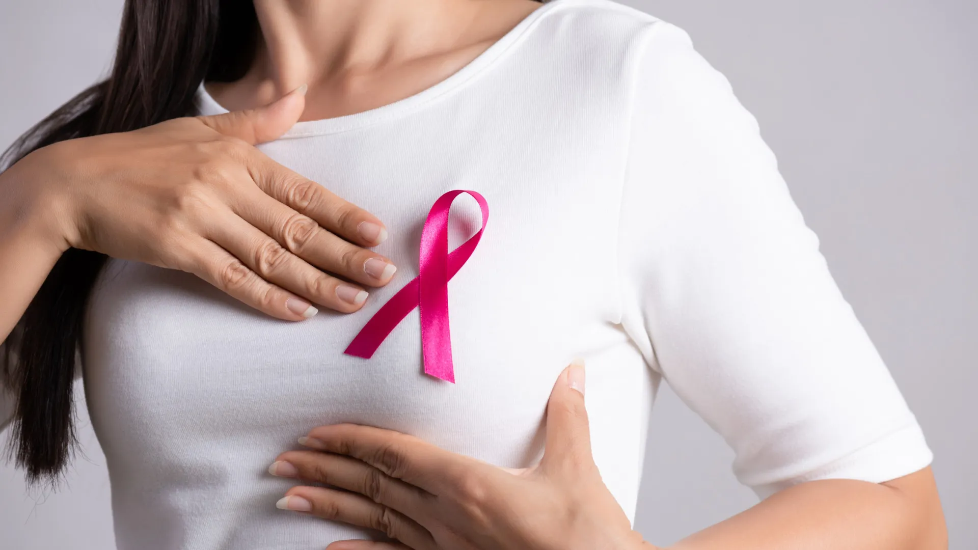 
                    Outubro no 'fim', prevenção não: Tudo sobre o rastreio do cancro da mama
                