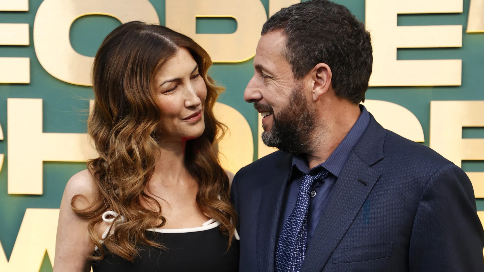 Adam Sandler e Jackie em momentos de carinho na passadeira vermelha