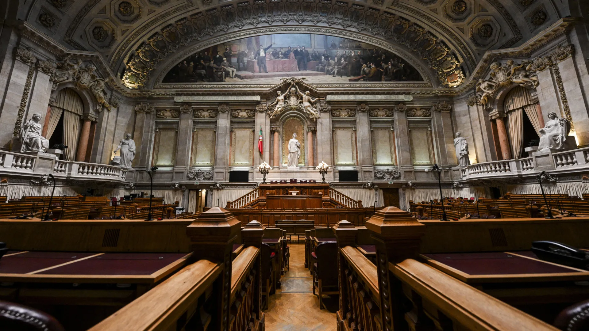 
                    Parlamento retoma plenários após 2.ª volta das eleições presidenciais
                