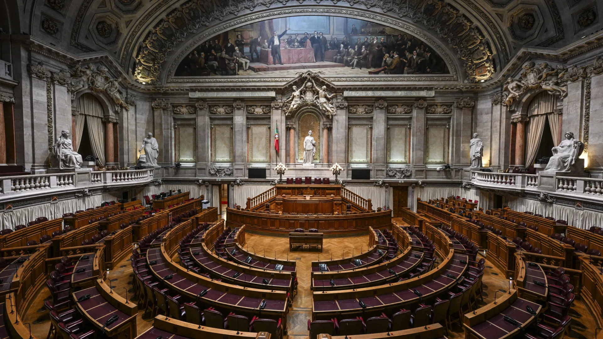 
                    OE2026: Governo convoca partidos para reuniões na AR. Começam 4.ª-feira
                