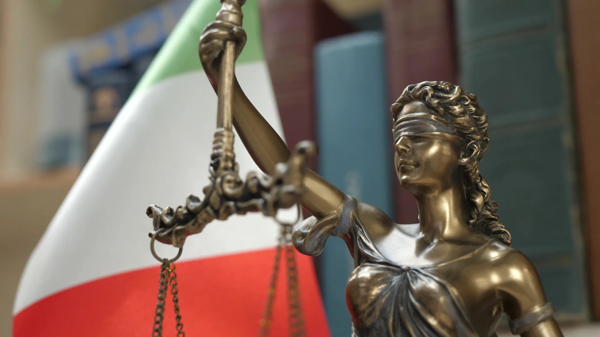 
                    Acusados de auxilio à imigração ilegal comparecem em tribunal em Itália
                