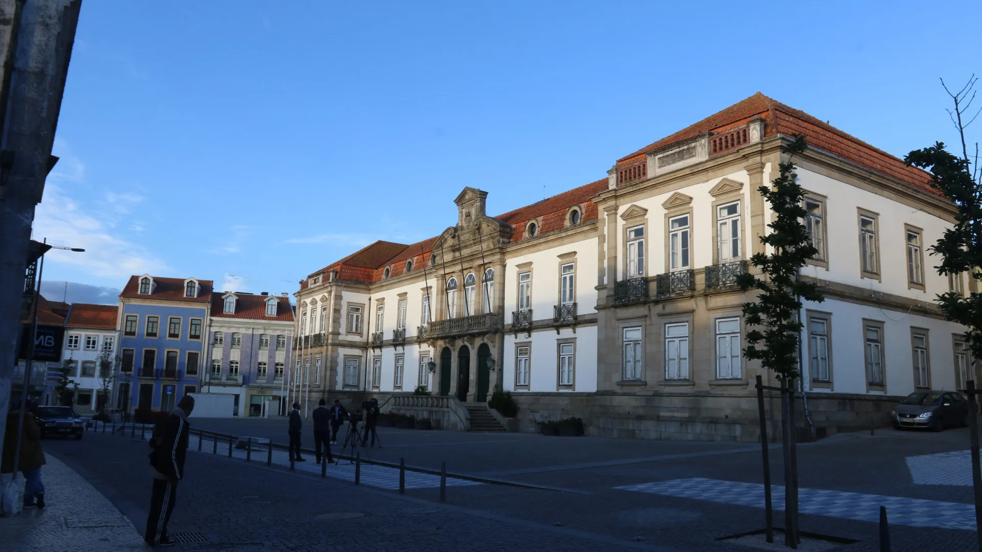 Rio Cáster galga margens em Ovar e inunda carros e garagens