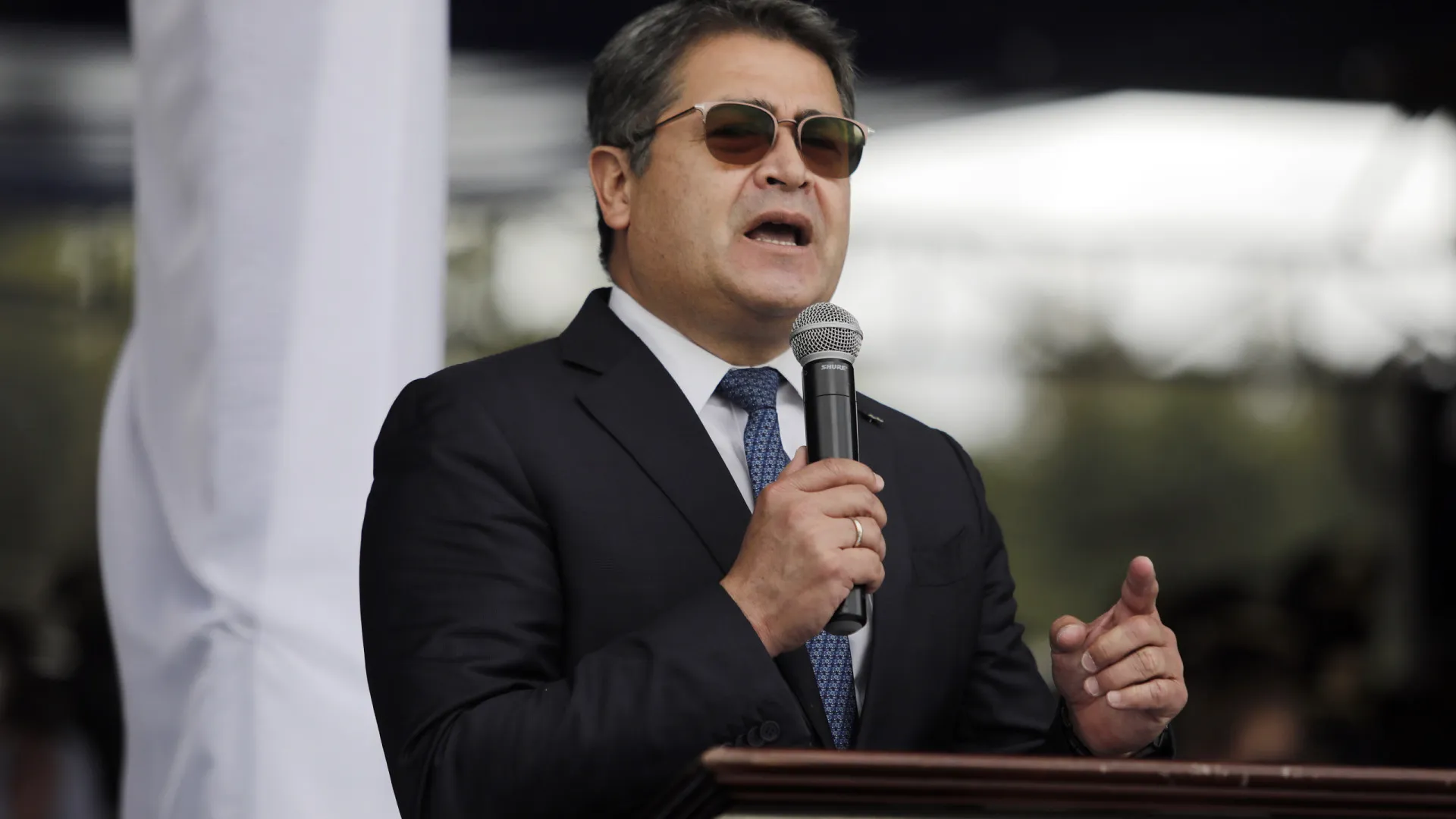 
                    Ex-presidente hondurenho perdoado por Trump exclui para já regresso ao país
                