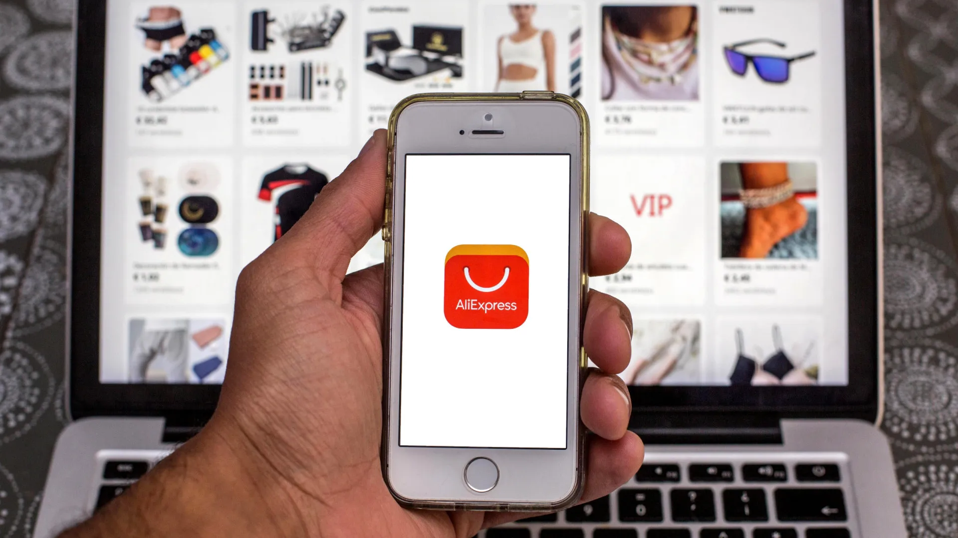 
                    França processa AliExpress e Joom por venderem bonecas pedopornográficas
                