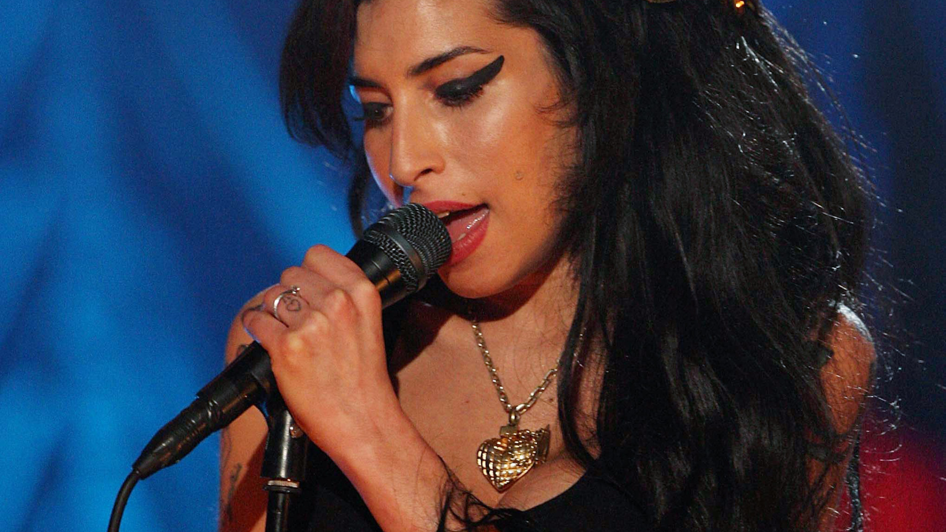 Pais de Amy Winehouse visitam campa da cantora em dia marcante