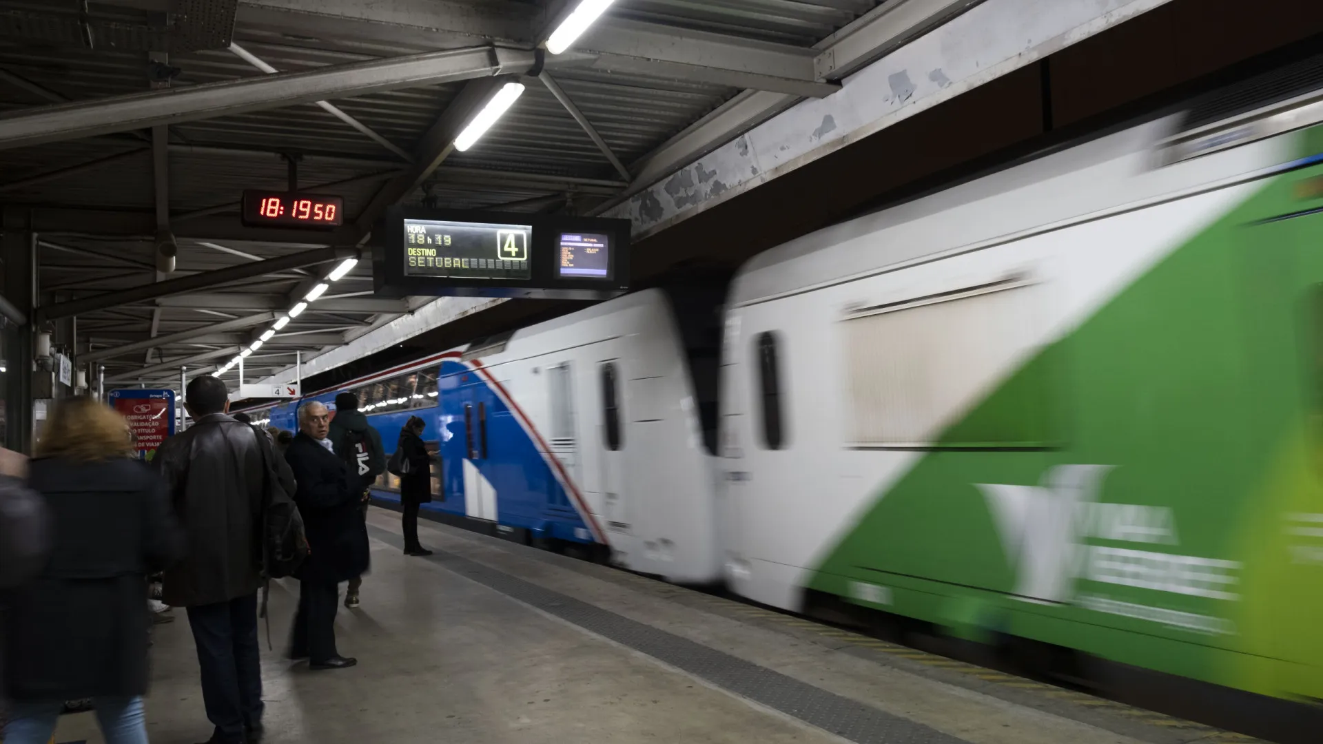 
                    Transportes de Lisboa alertam jovens para atualizarem passe gratuito
                