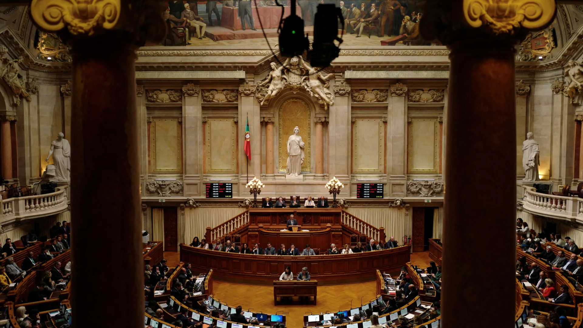 
                    Parlamento aprova projetos de lei para apátridas (sem consenso à direita)
                