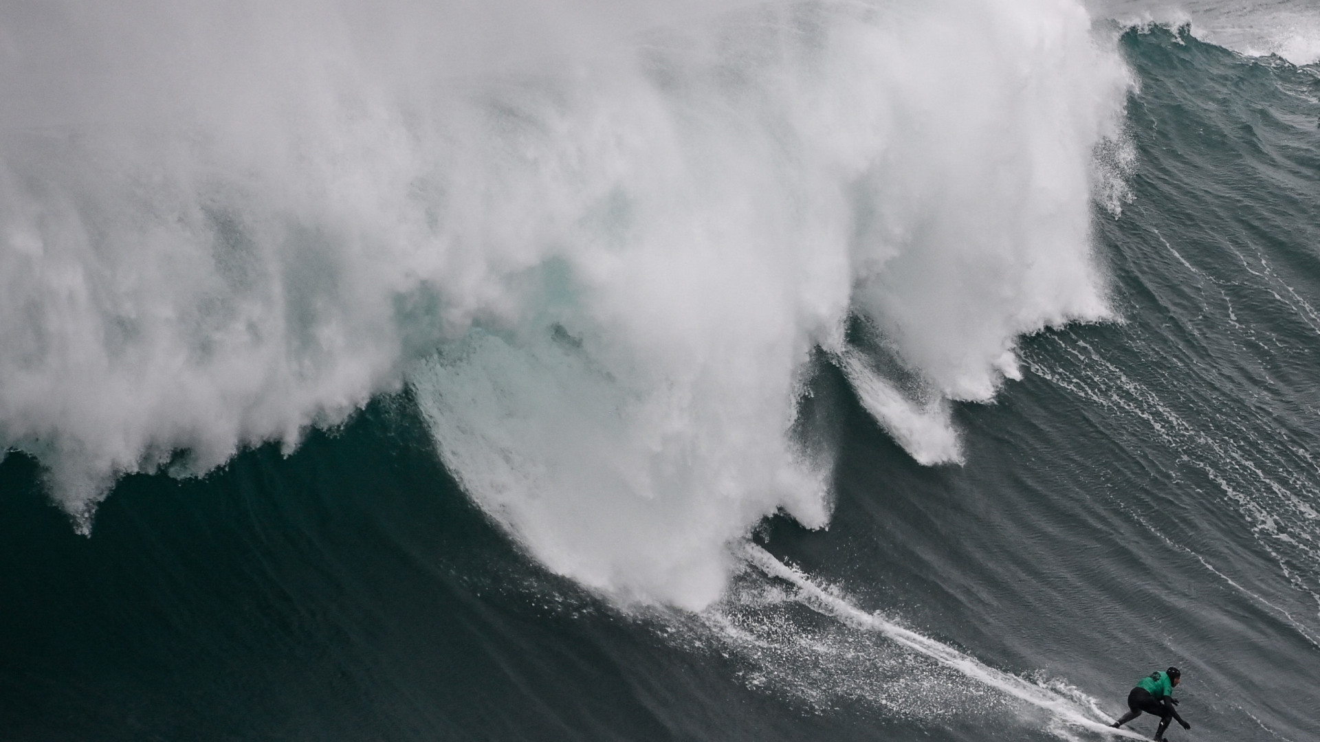 Competição suspensa na prova do circuito mundial de surf em Peniche