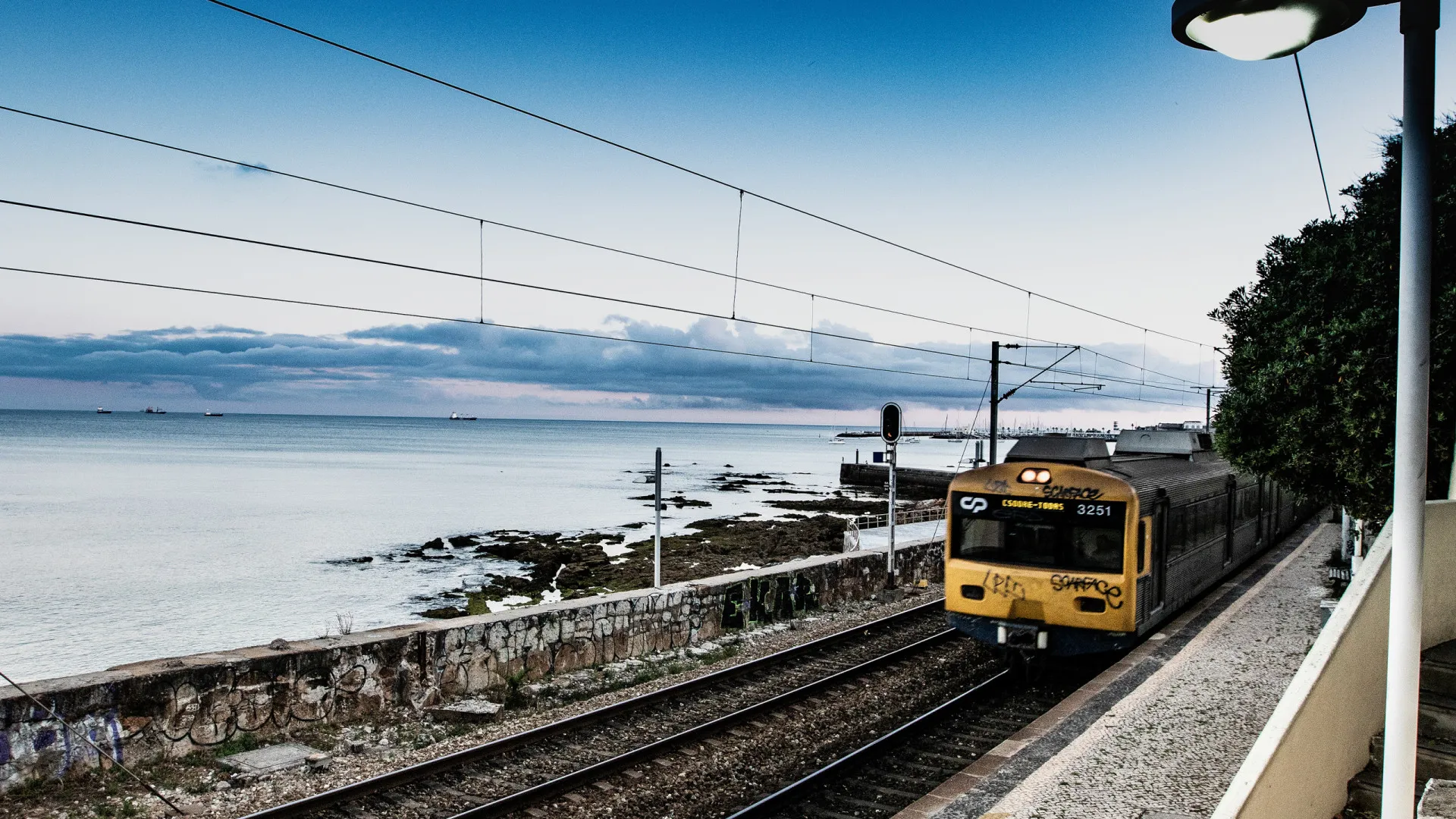 
                    Comboios da Linha de Cascais circulam em horário normal
                