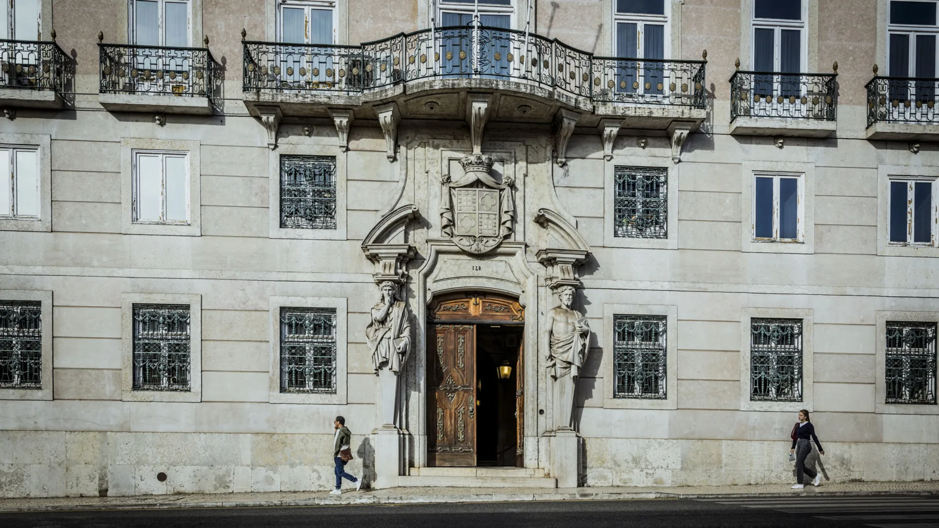 
                    Procuradores começam a assumir novos lugares (sem desistir de contestar)
                