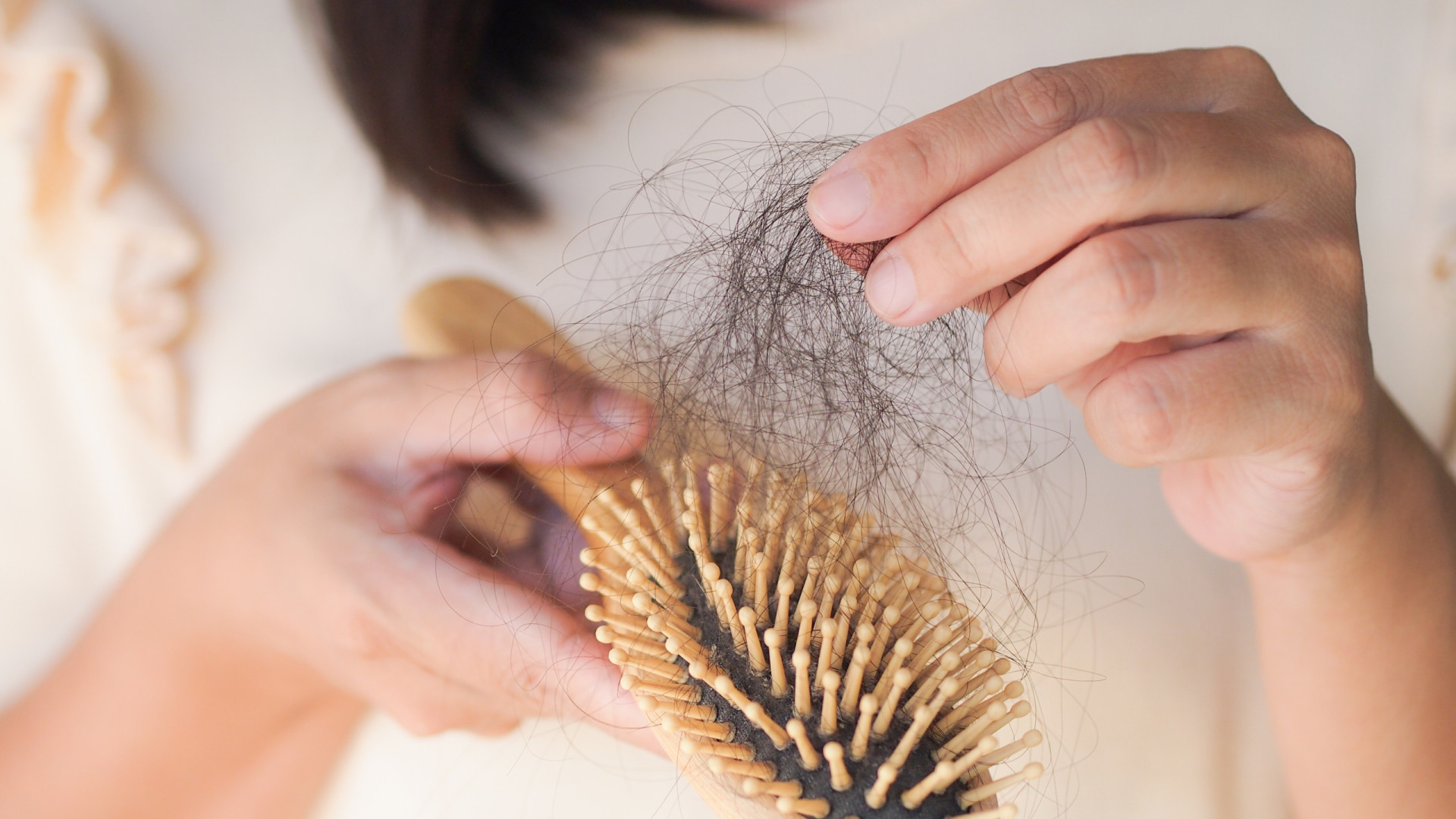 Cabelo em queda livre? Faça uma máscara caseira de maçã e iogurte