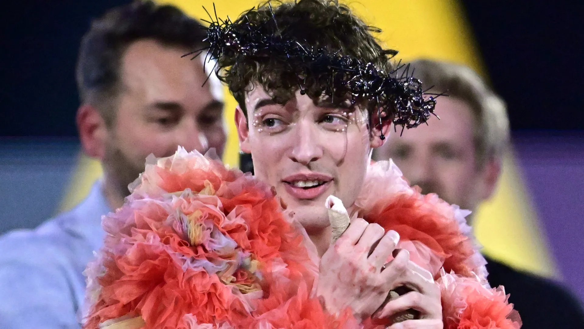 
                    Artista que venceu Eurovisão em 2024 devolve troféu: 