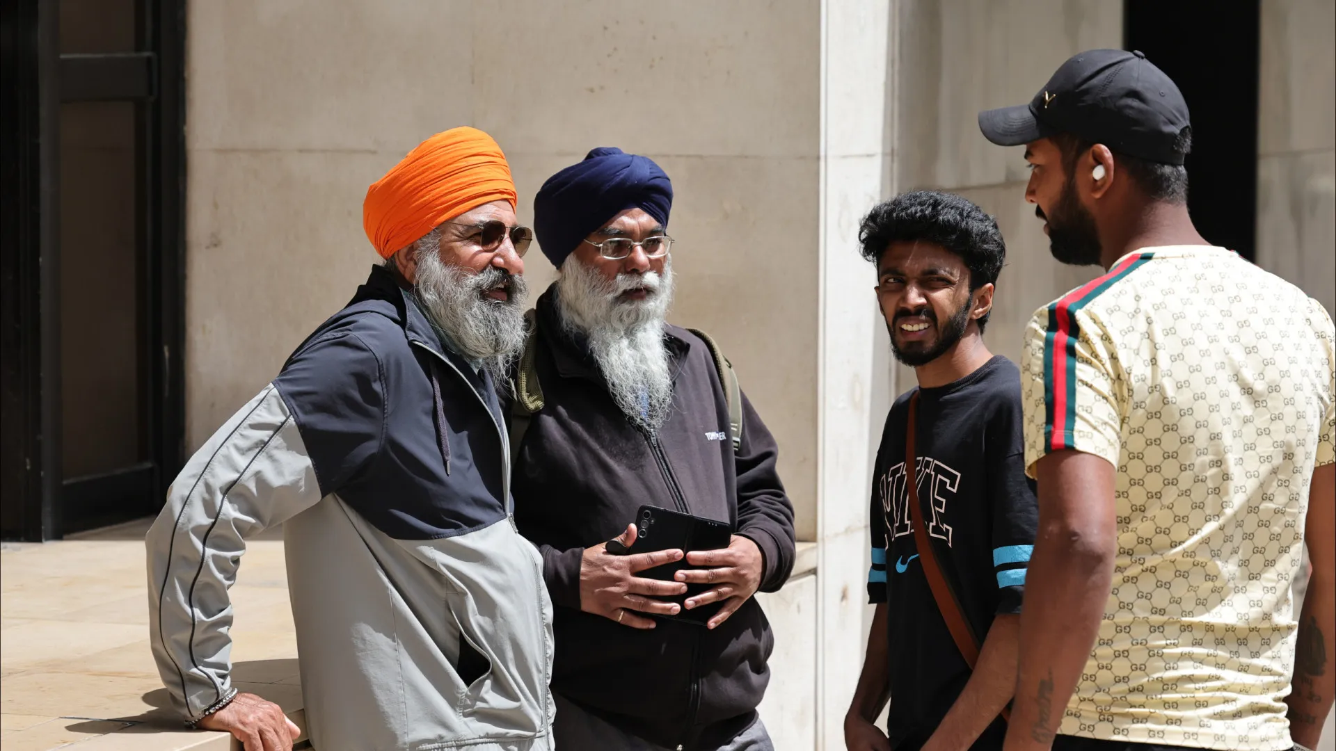 
                    Junta na Amadora só atende em português, imigrantes têm de levar tradutor
                